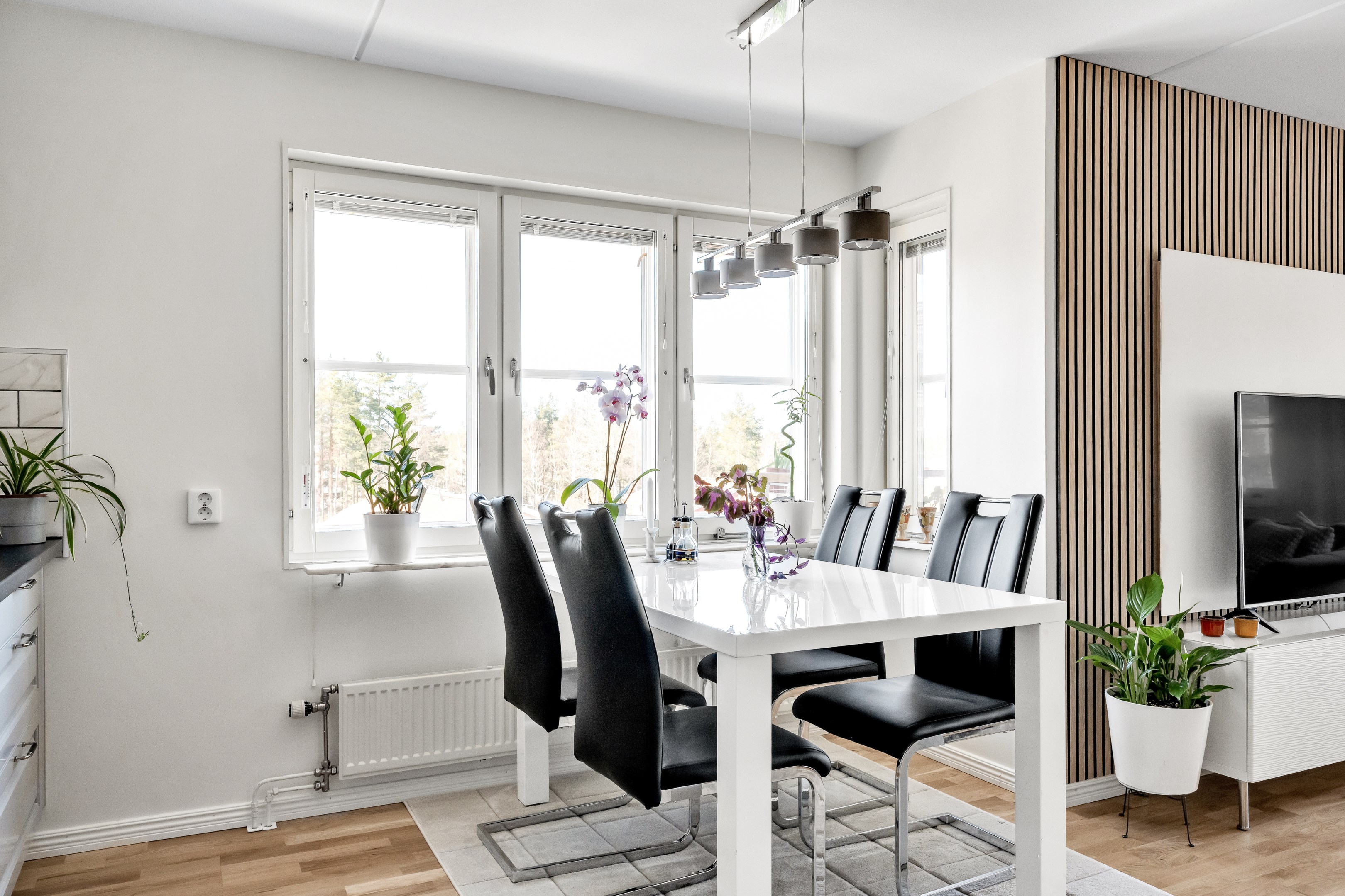 Bostadsbild från Västgötaresan 44, Till salu i Sävja, Uppsala