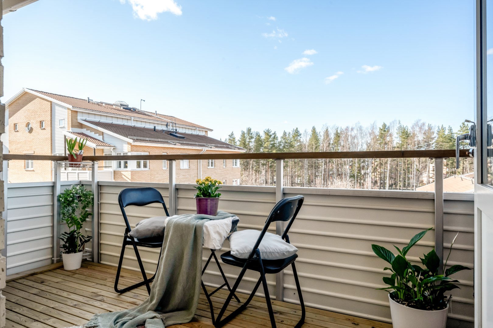 Bostadsbild från Västgötaresan 44, Till salu i Sävja, Uppsala