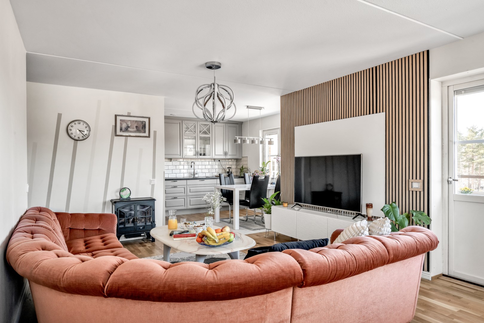 Bostadsbild från Västgötaresan 44, Till salu i Sävja, Uppsala