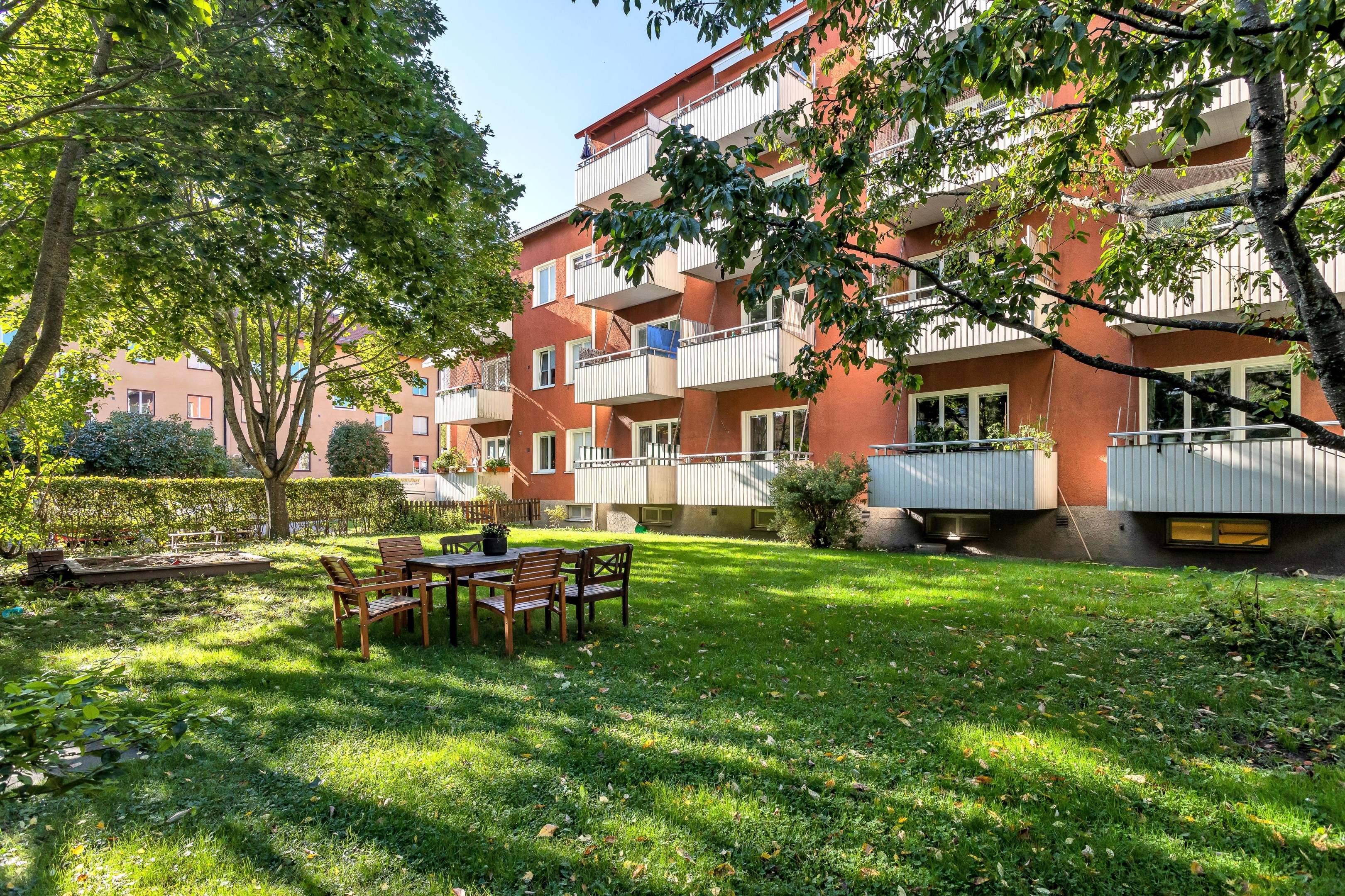 Grönskande innergård