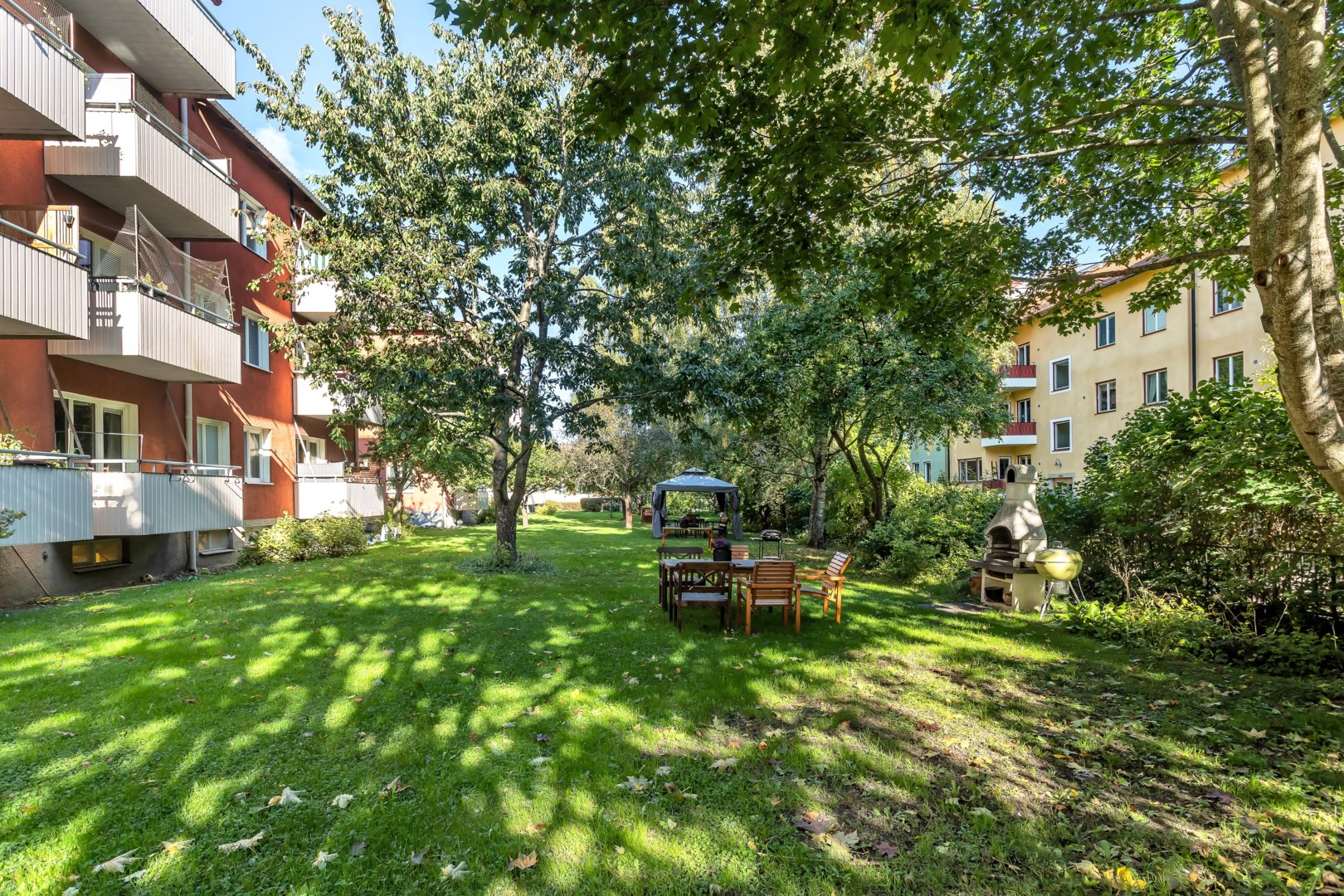 Innergård med gemensamma möbler