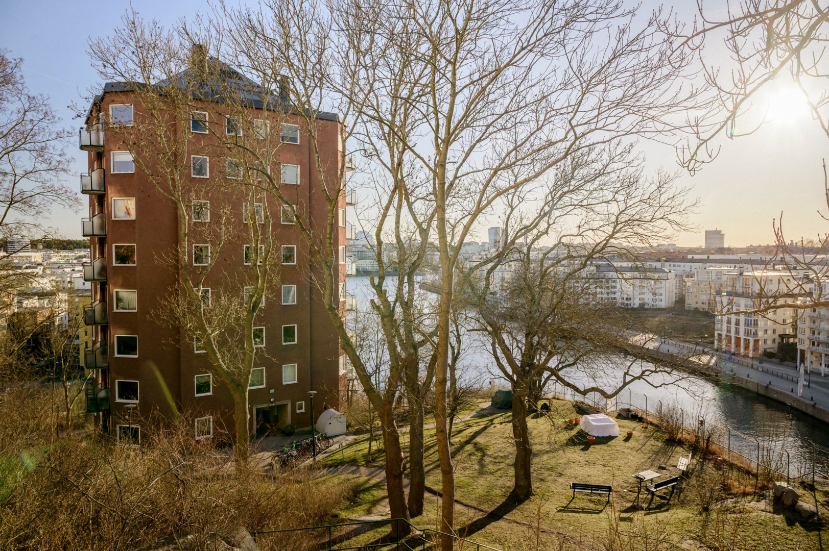 Grönområde med uteplatser rakt utanför porten.