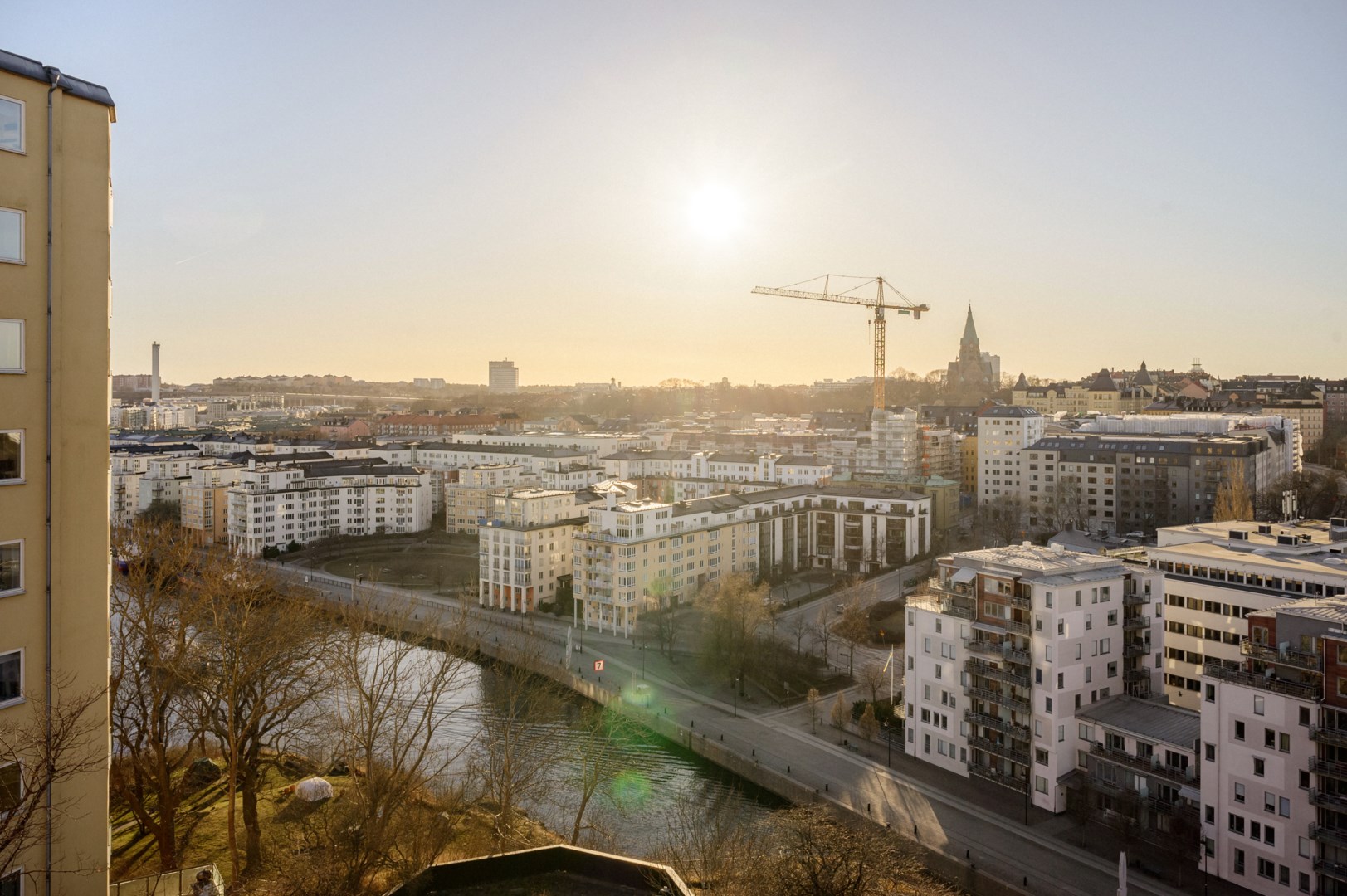 Utsikt från balkong, vardagsrum och sovrum.