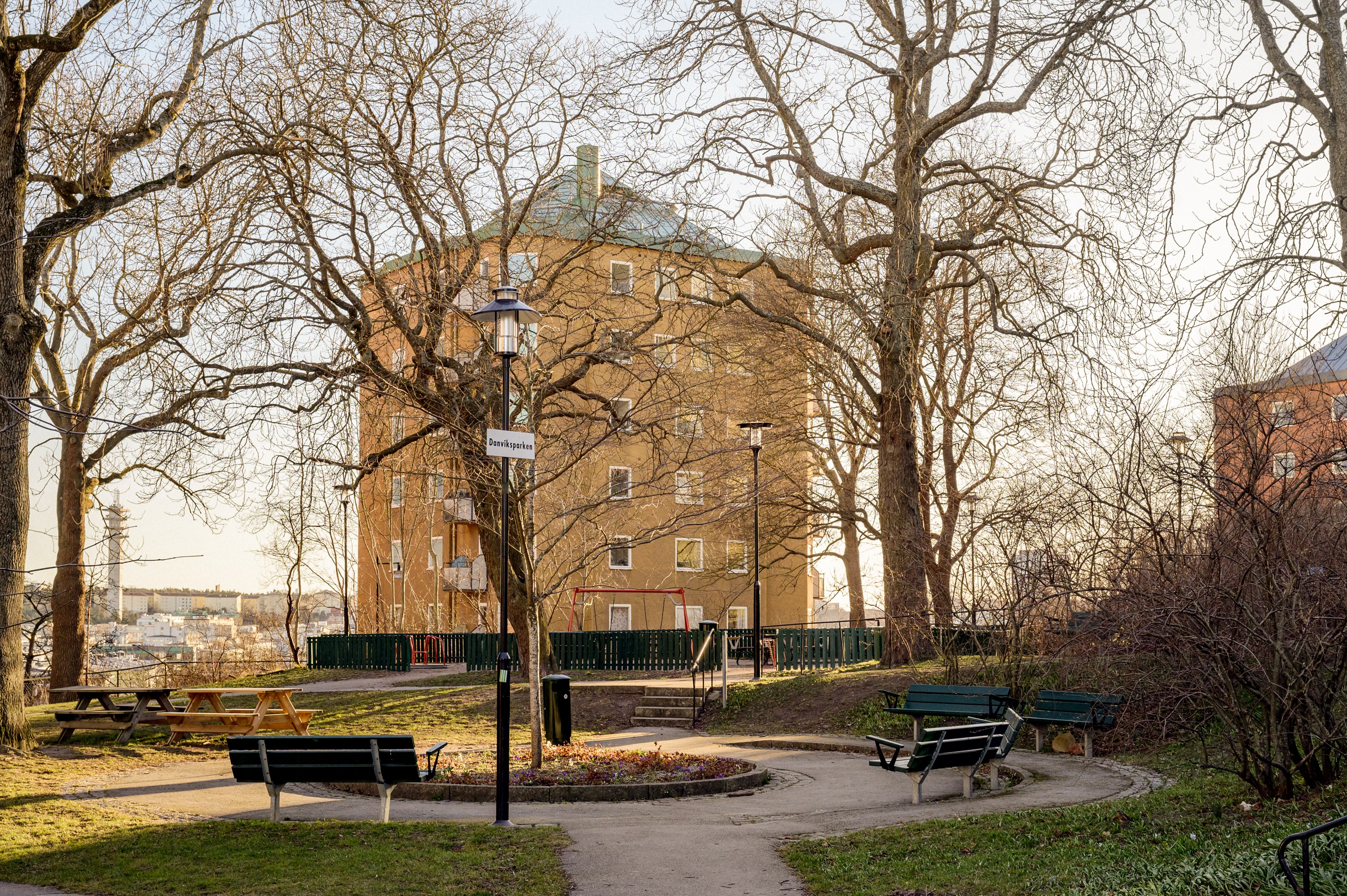 Danviksparken snett nedanför lägenhetens balkong.