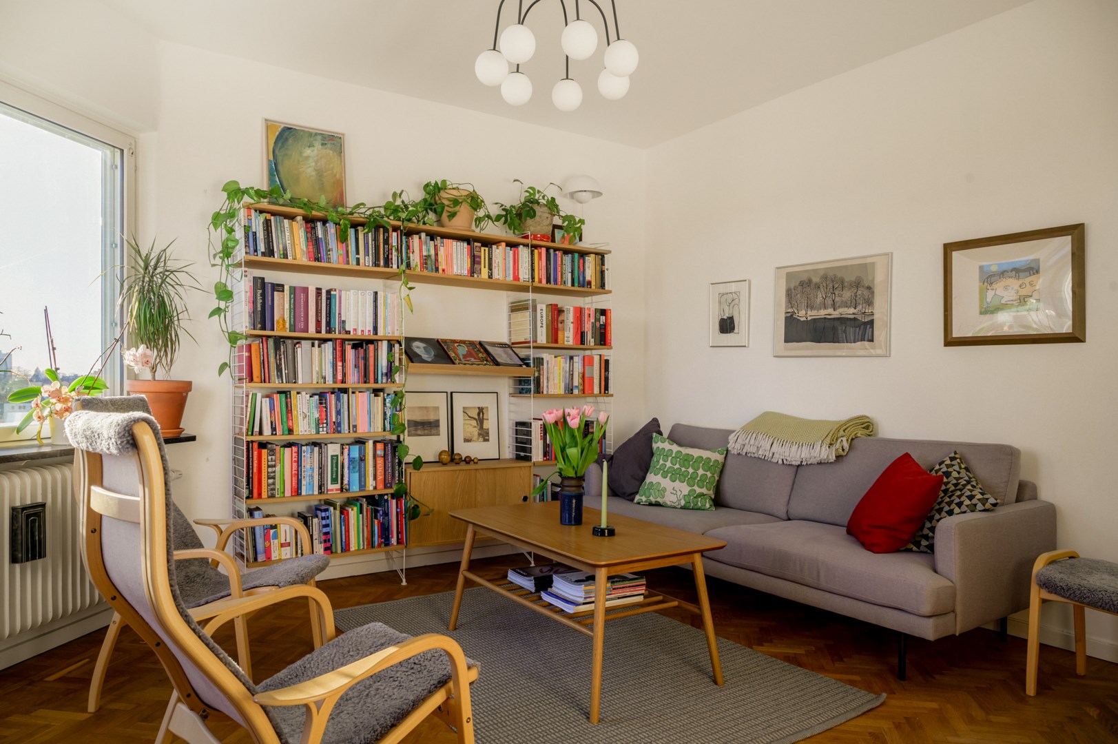 Härliga umgängesytor - fönster med utblick över Södermalm.