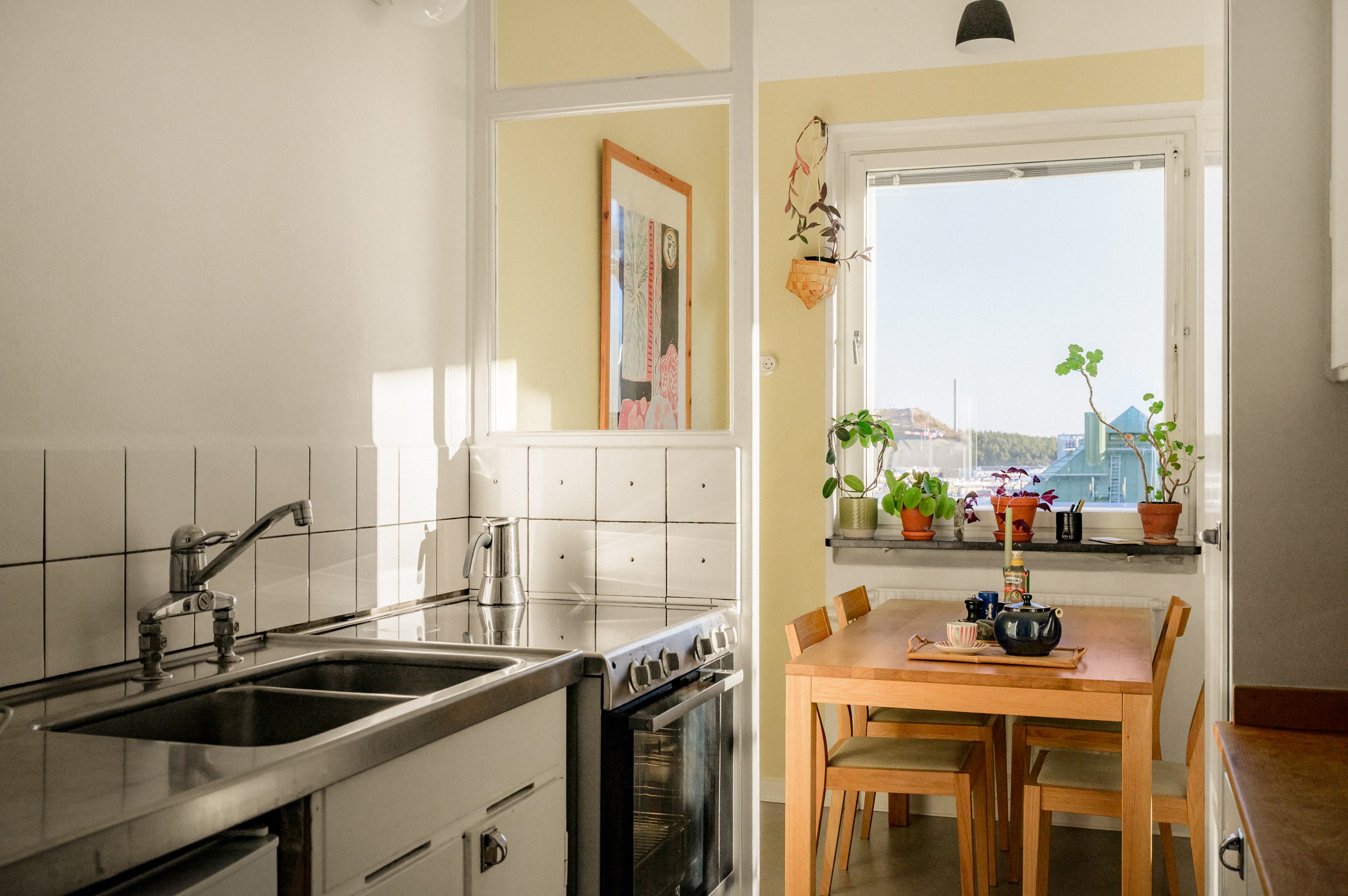 Väl bevarat funkiskök, rikt på originaldetaljer.