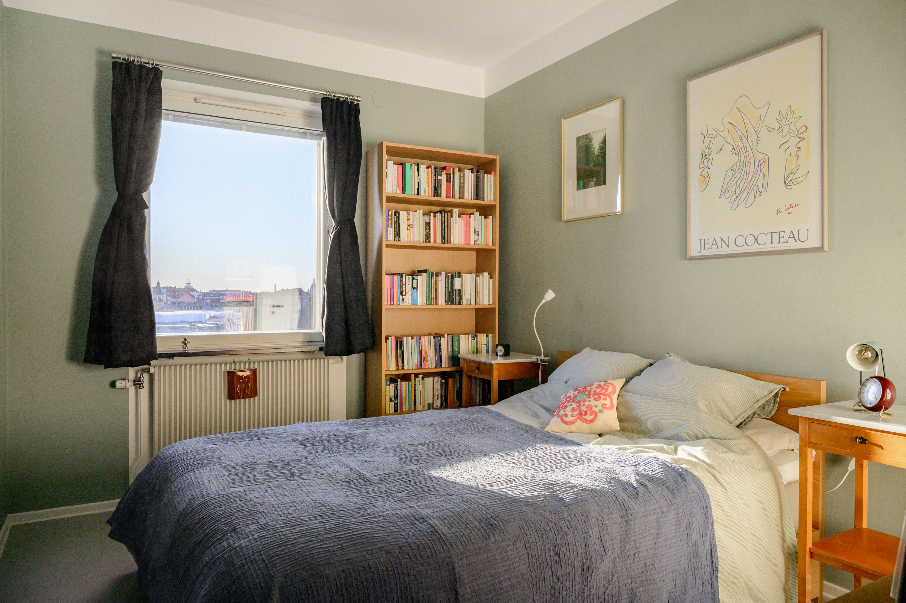 Rymligt sovrum med panoramautsikt över Södermalm och hela vägen in till city och Djurgården.