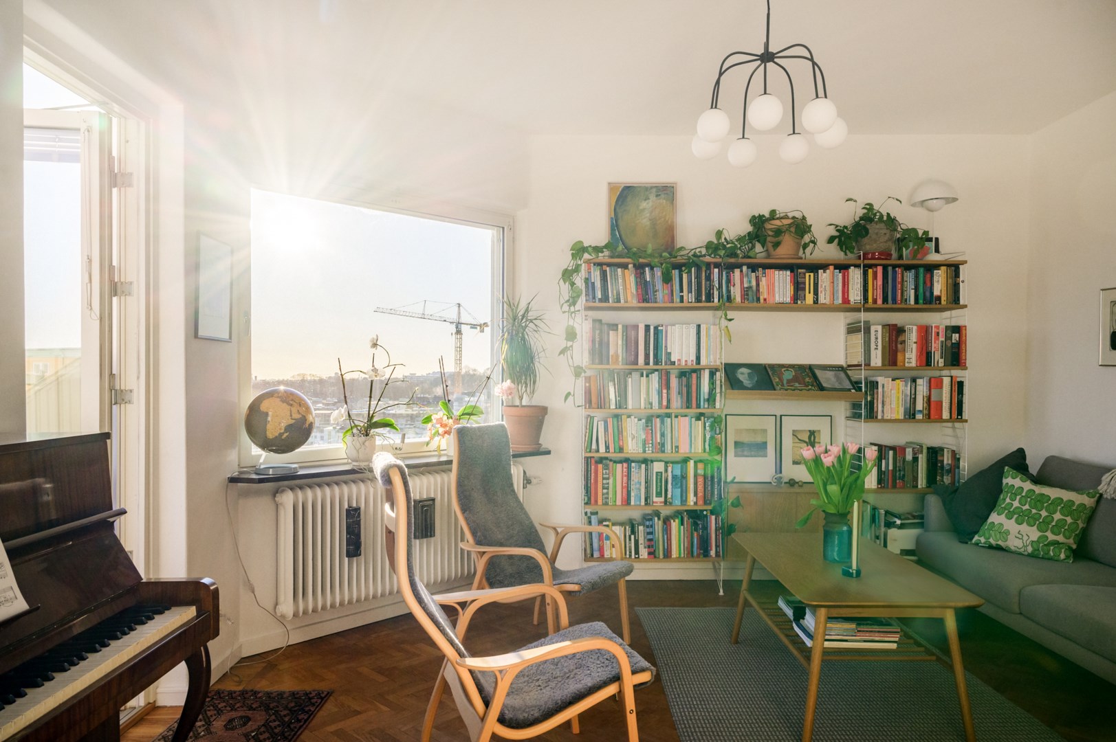 Hörnläget högt upp i huset gör lägenheten ljus oavsett årstid.