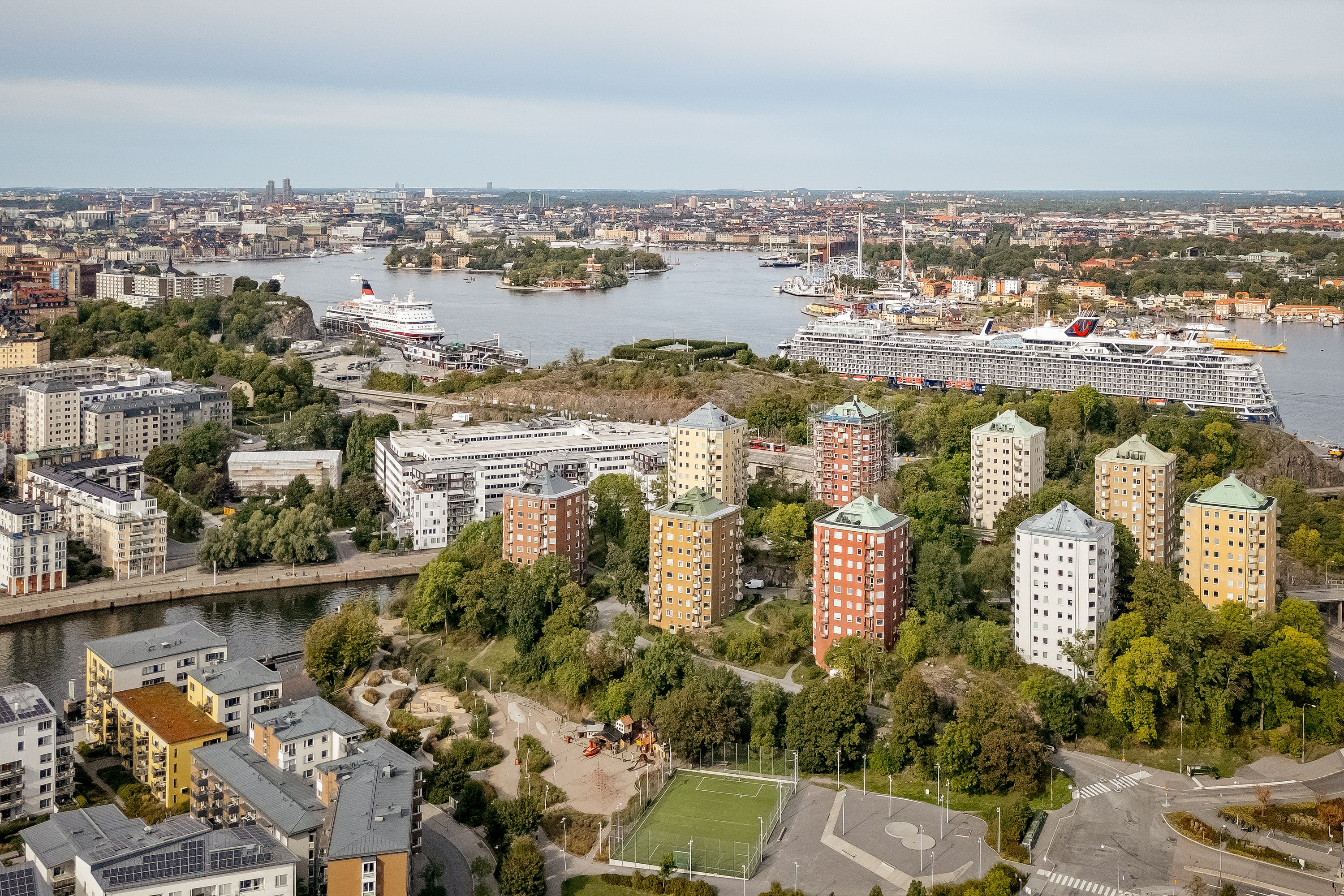 Strategiskt läge med promenadavstånd till täta kommunala kommunikationer, Södermalm och Sjöstan.