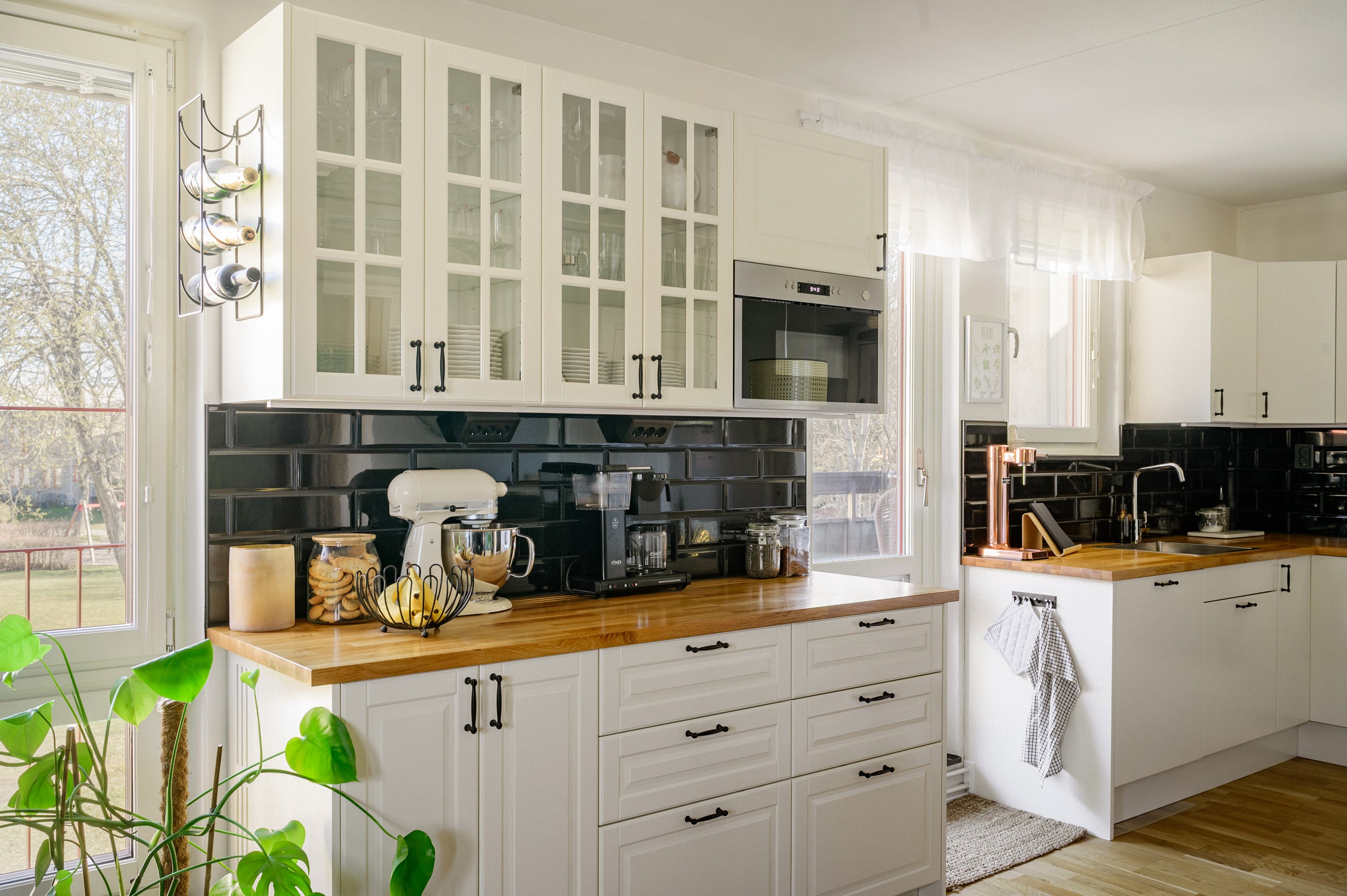 Stort rymligt kök med anslutande matplats.