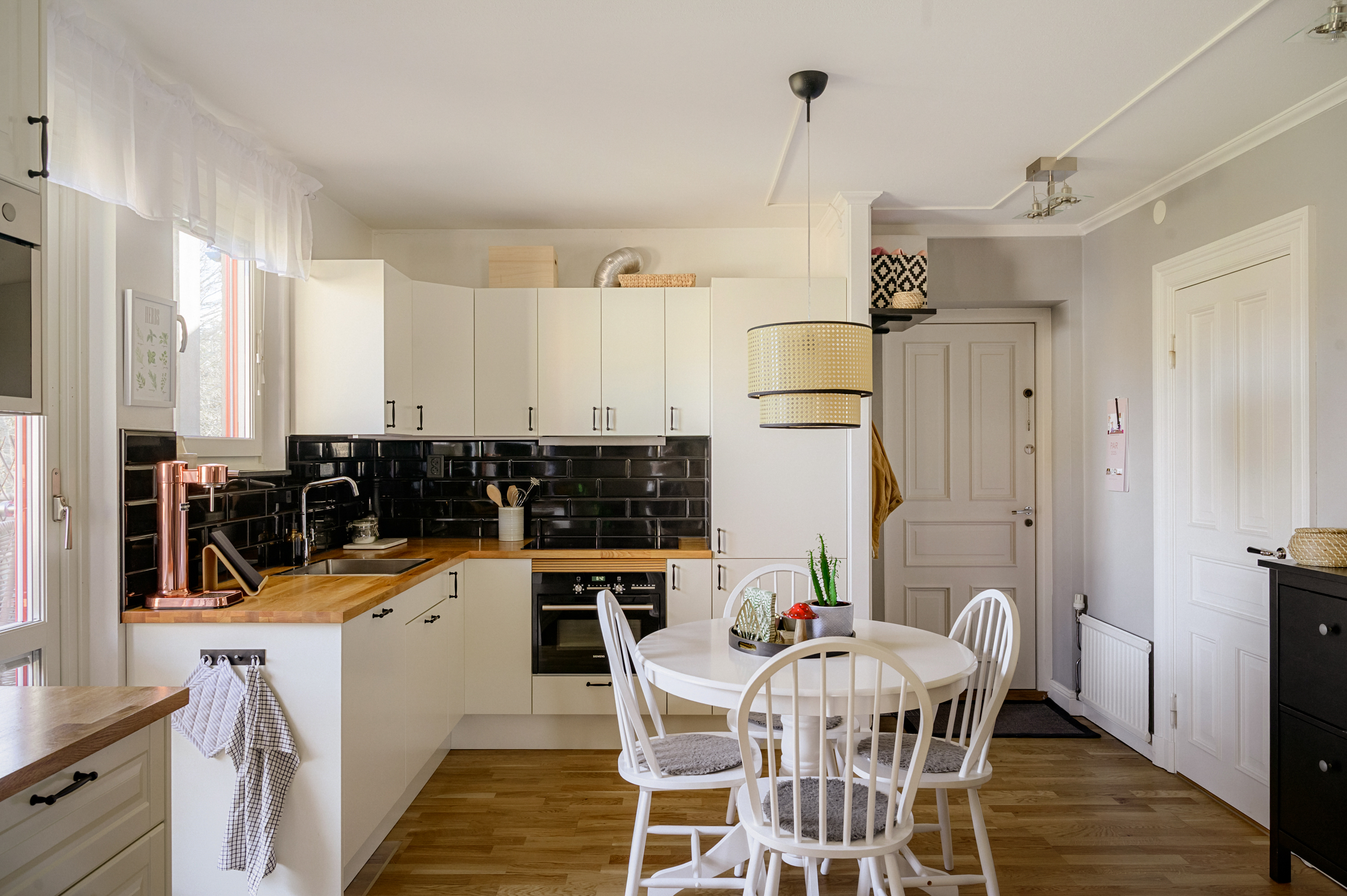 Till vänster nås badrum och klädkammare.