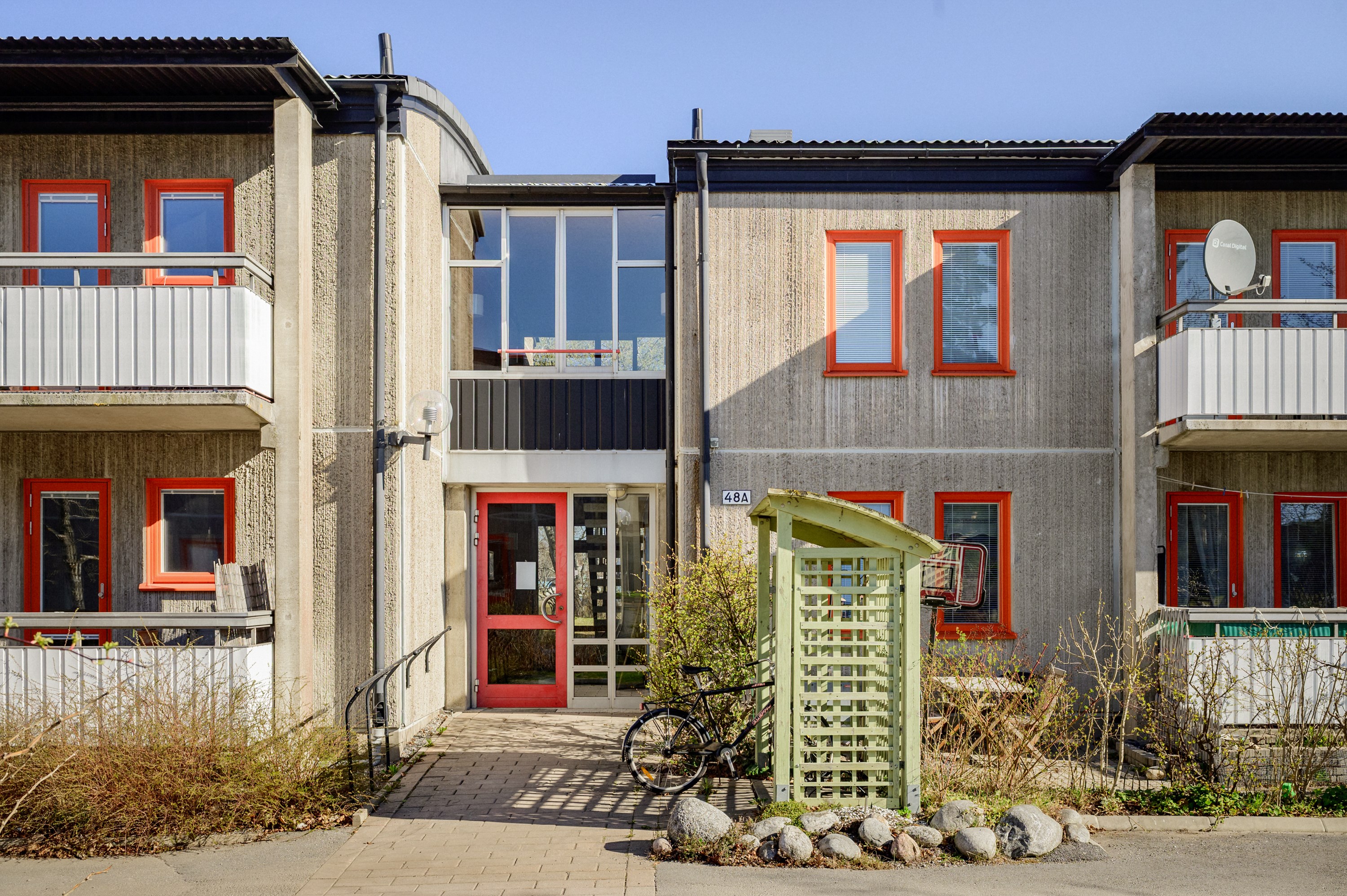 Lägenheten har ett privat läge en trappa upp i huset.