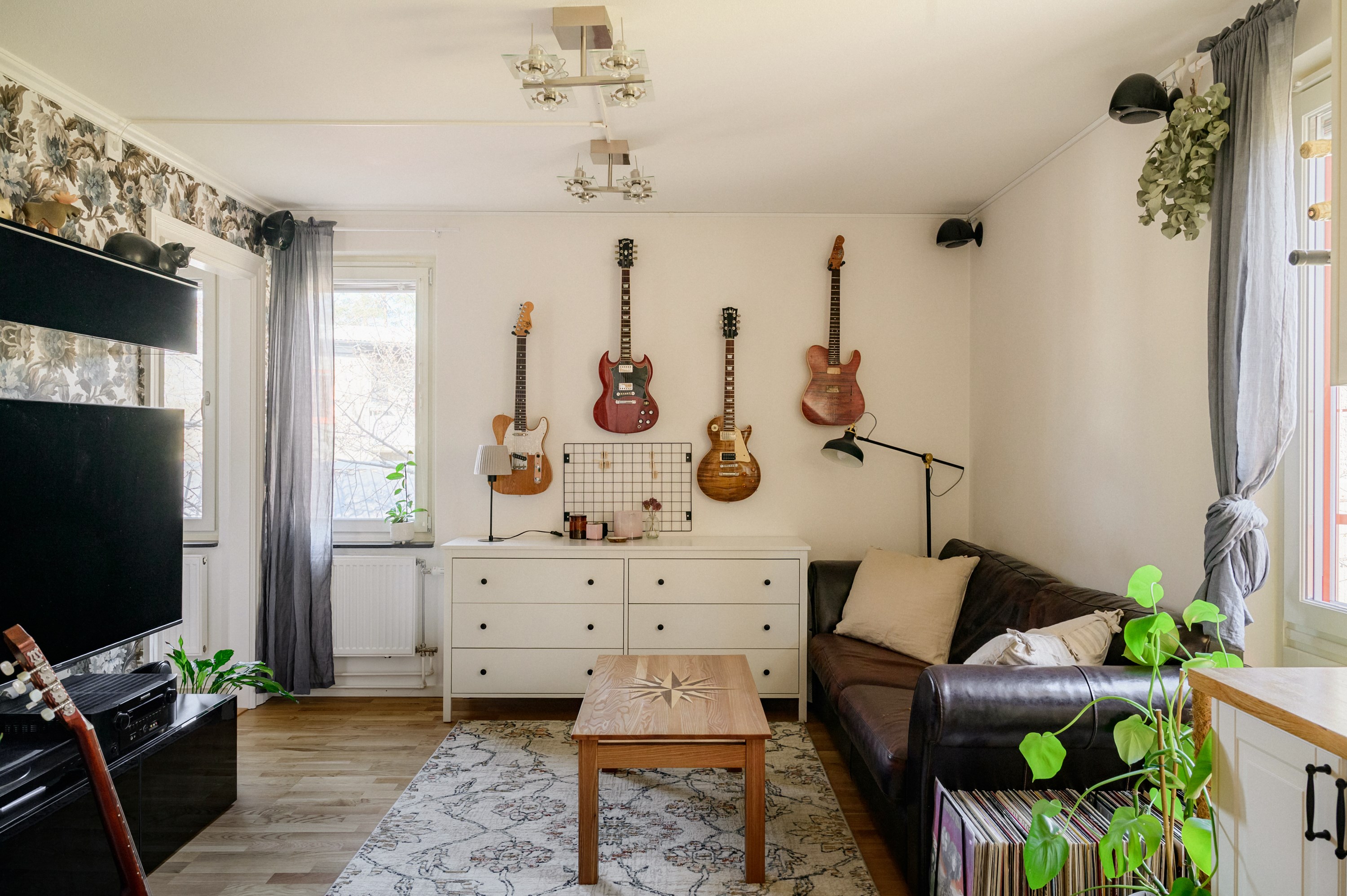 Vardagsrumsdelen i vinkel från köket med sovrum till vänster.