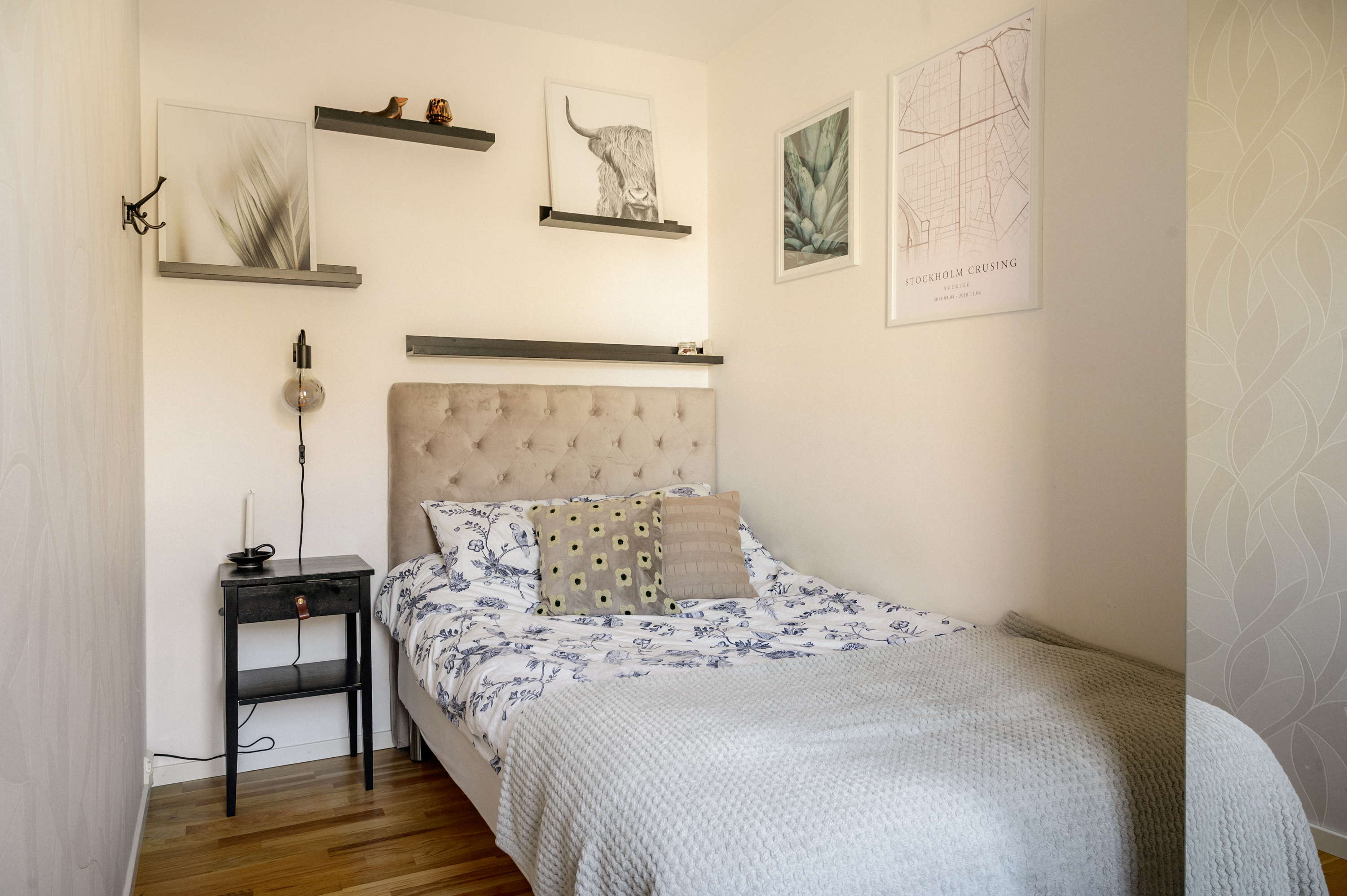 Genomgående ljusa ytskikt och effektiv planlösning.