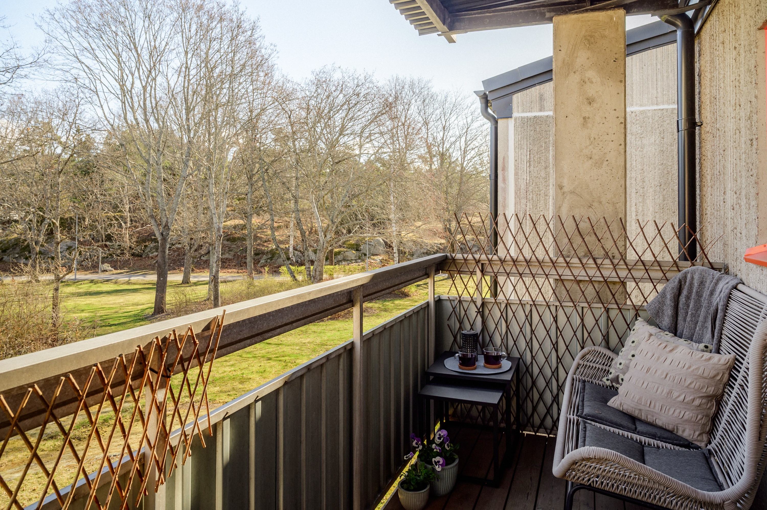 Till balkongen når den tidiga morgonsolen.