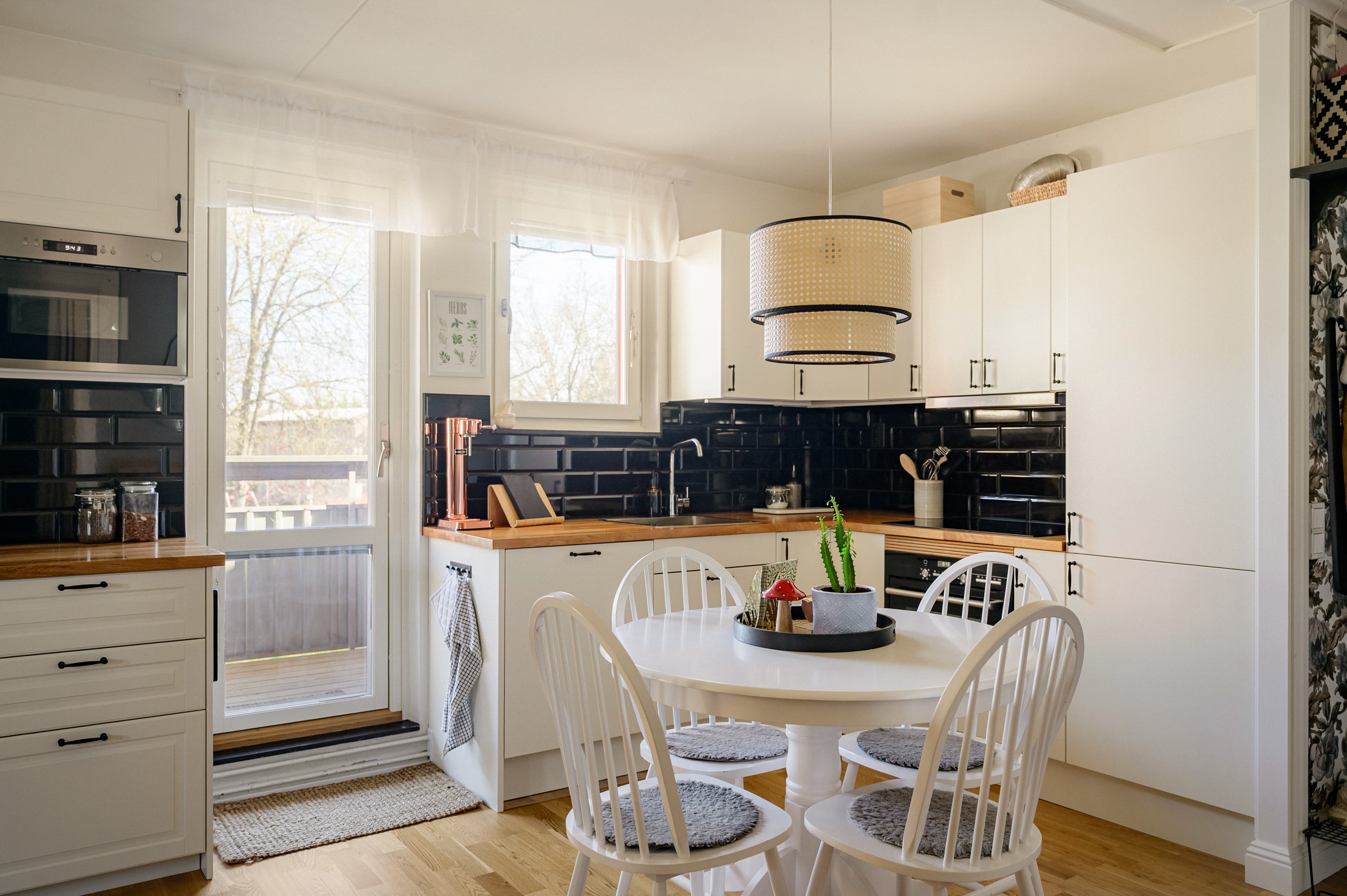 Rymlig matplats i anslutning till köket.