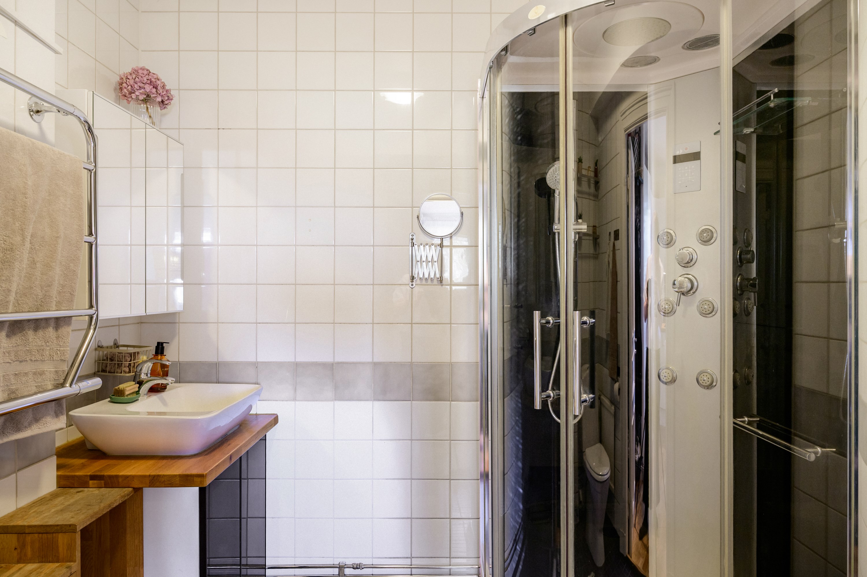 Rymligt badrum med ytor för tvättpelare.