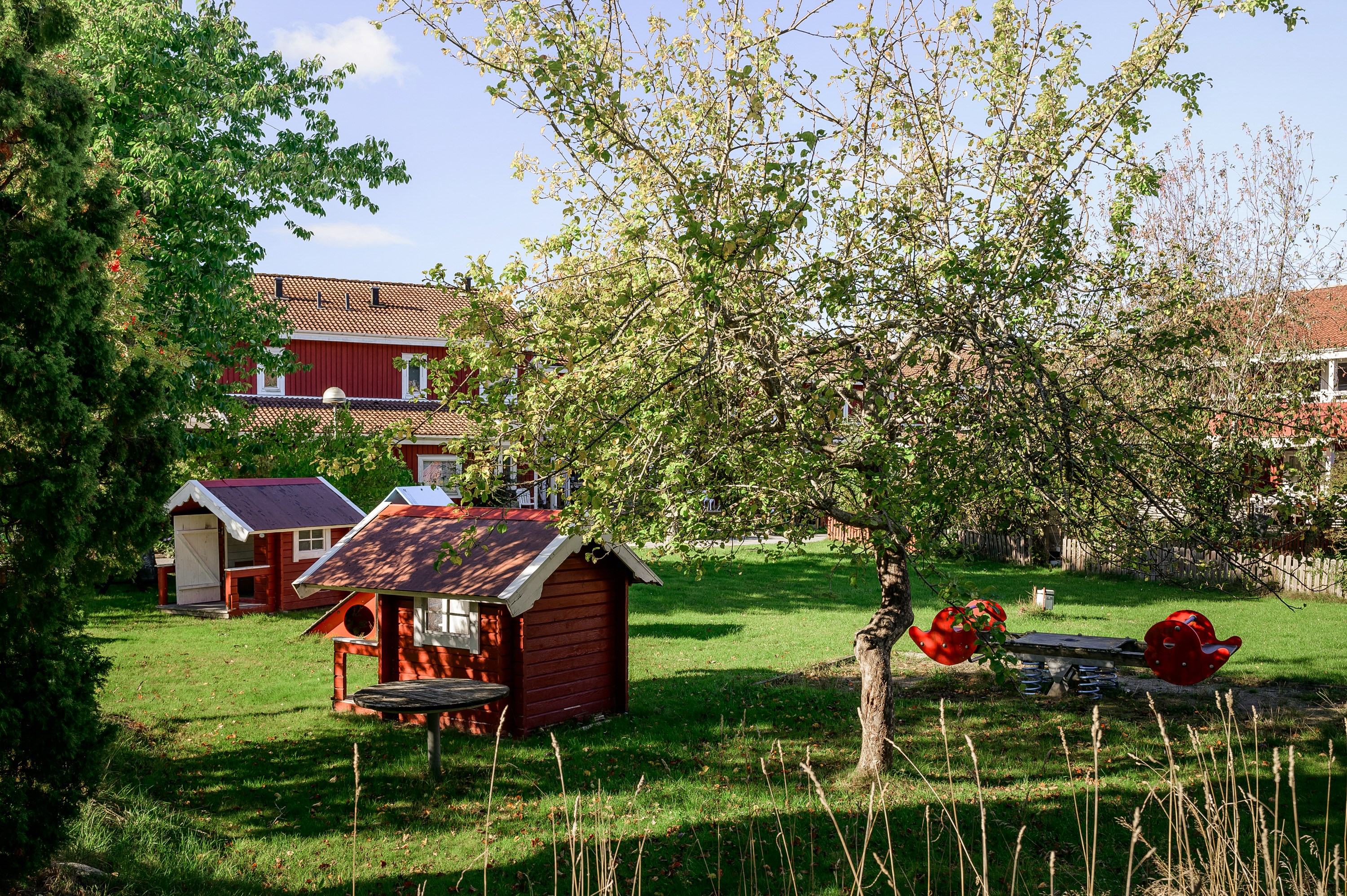 Gemensam lekplats i mitten av området