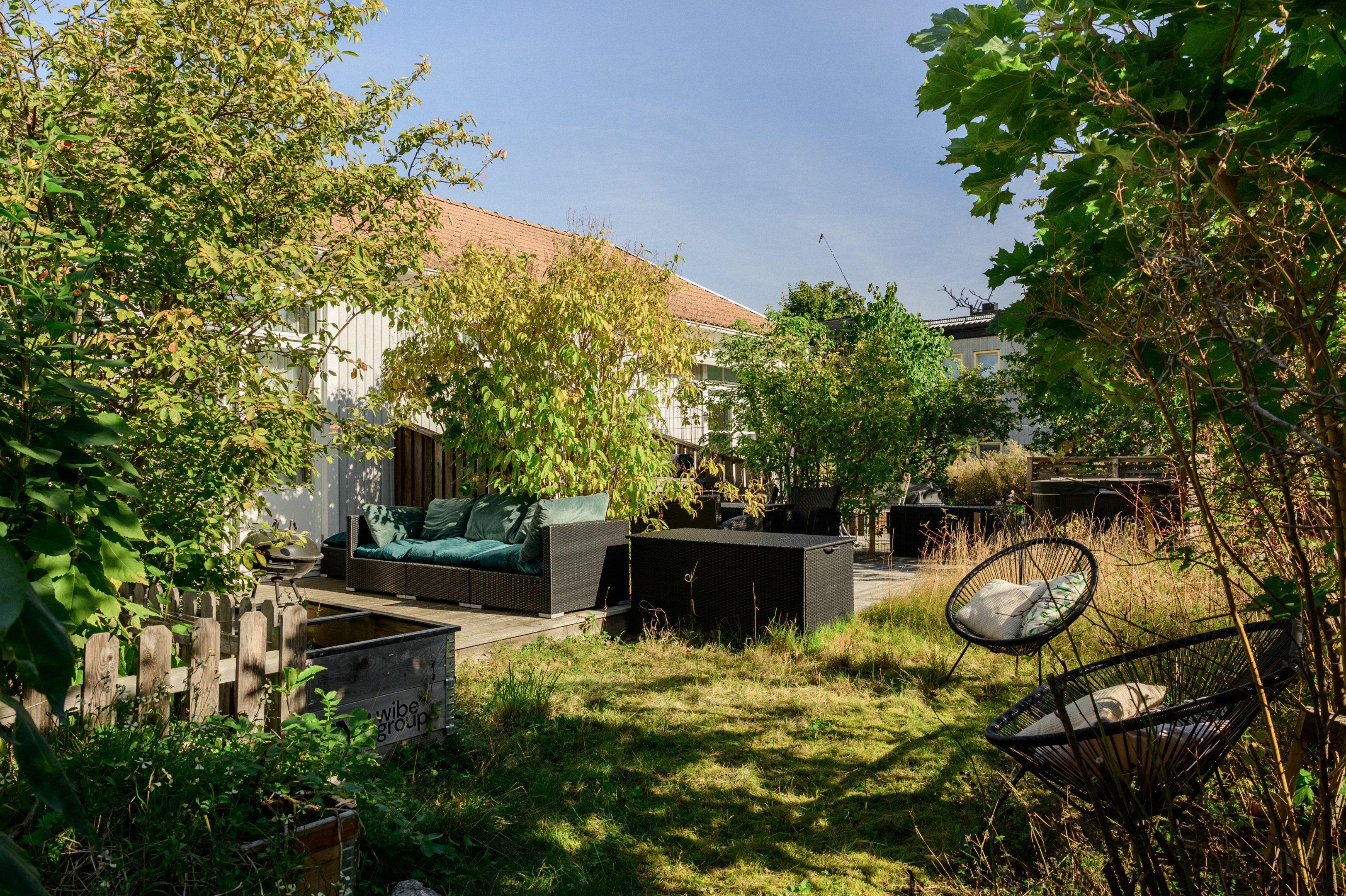 Trädgården i vinkel från väster.