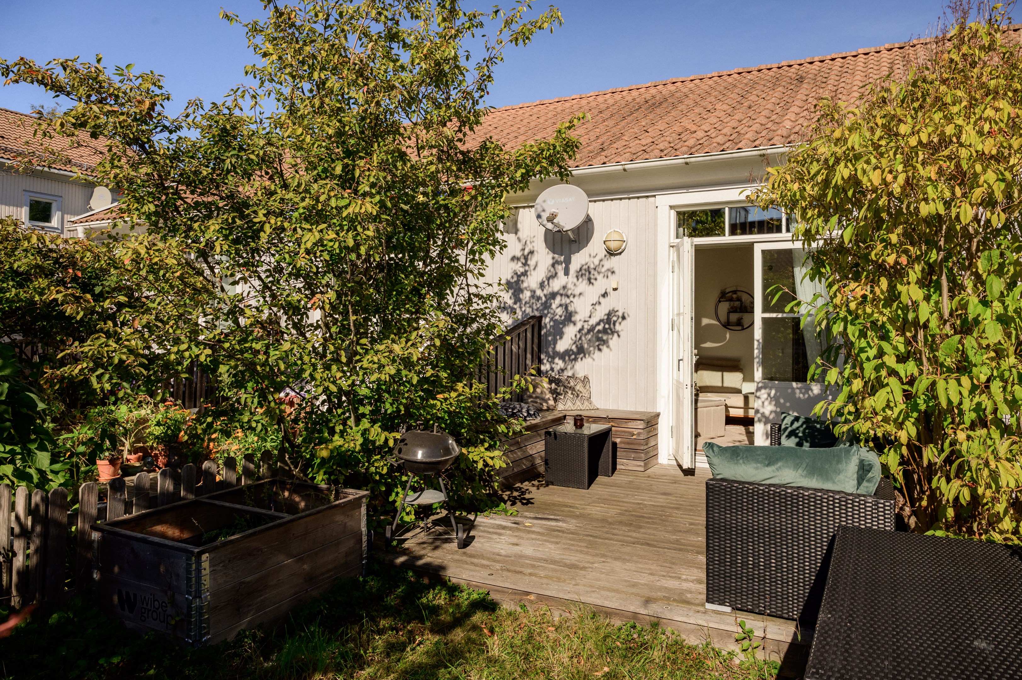 Altan och trädgård i lummigt söderläge.