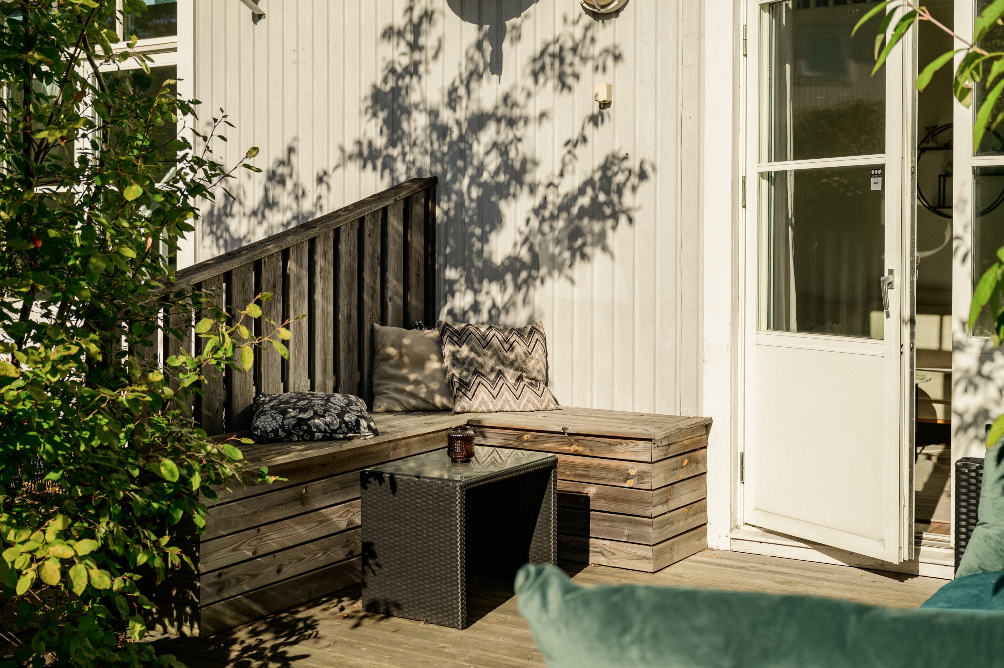 Privat läge inramad av grönska.