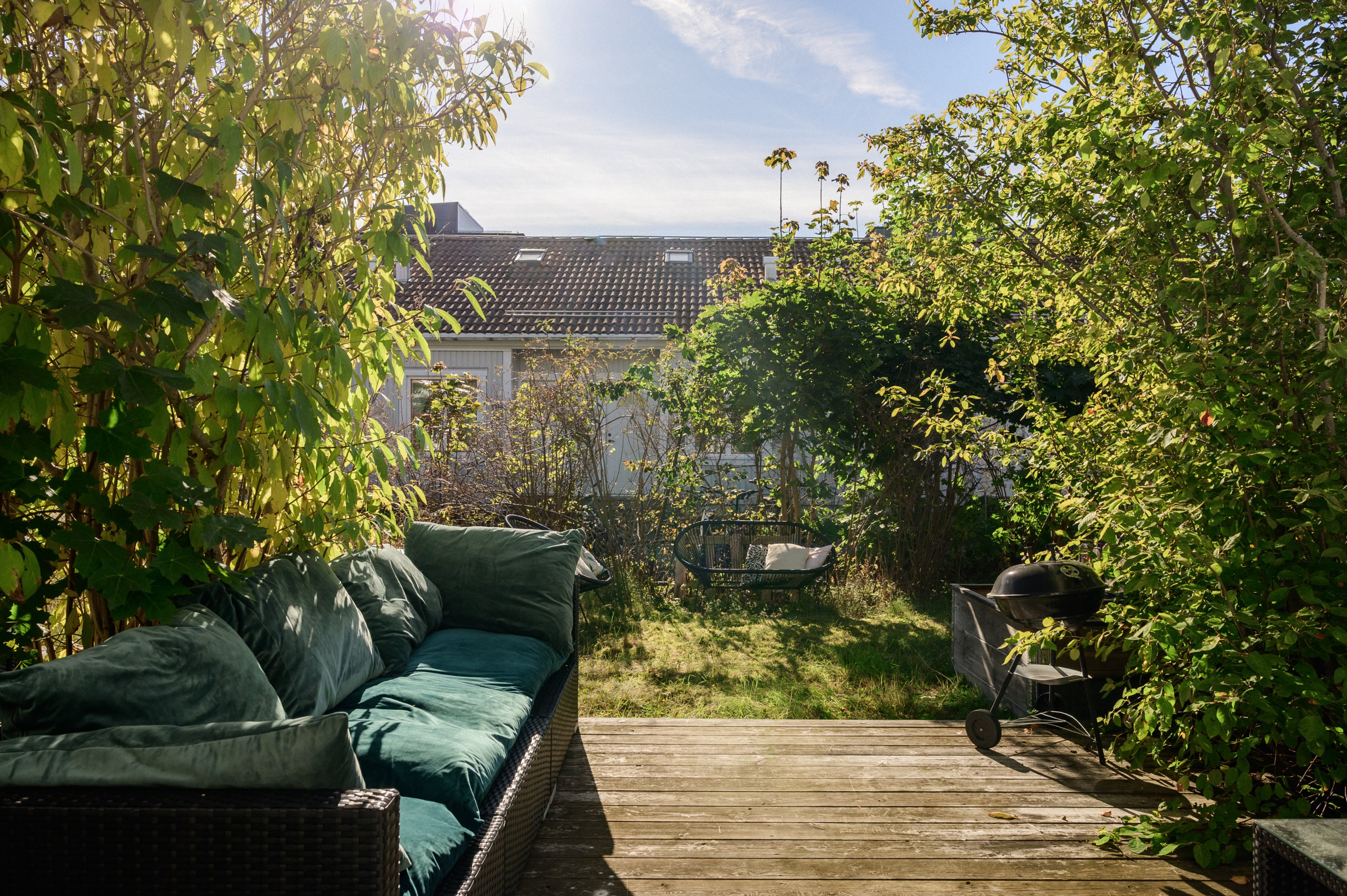 Direktaccess till altan och trädgård via vardagsrummet.