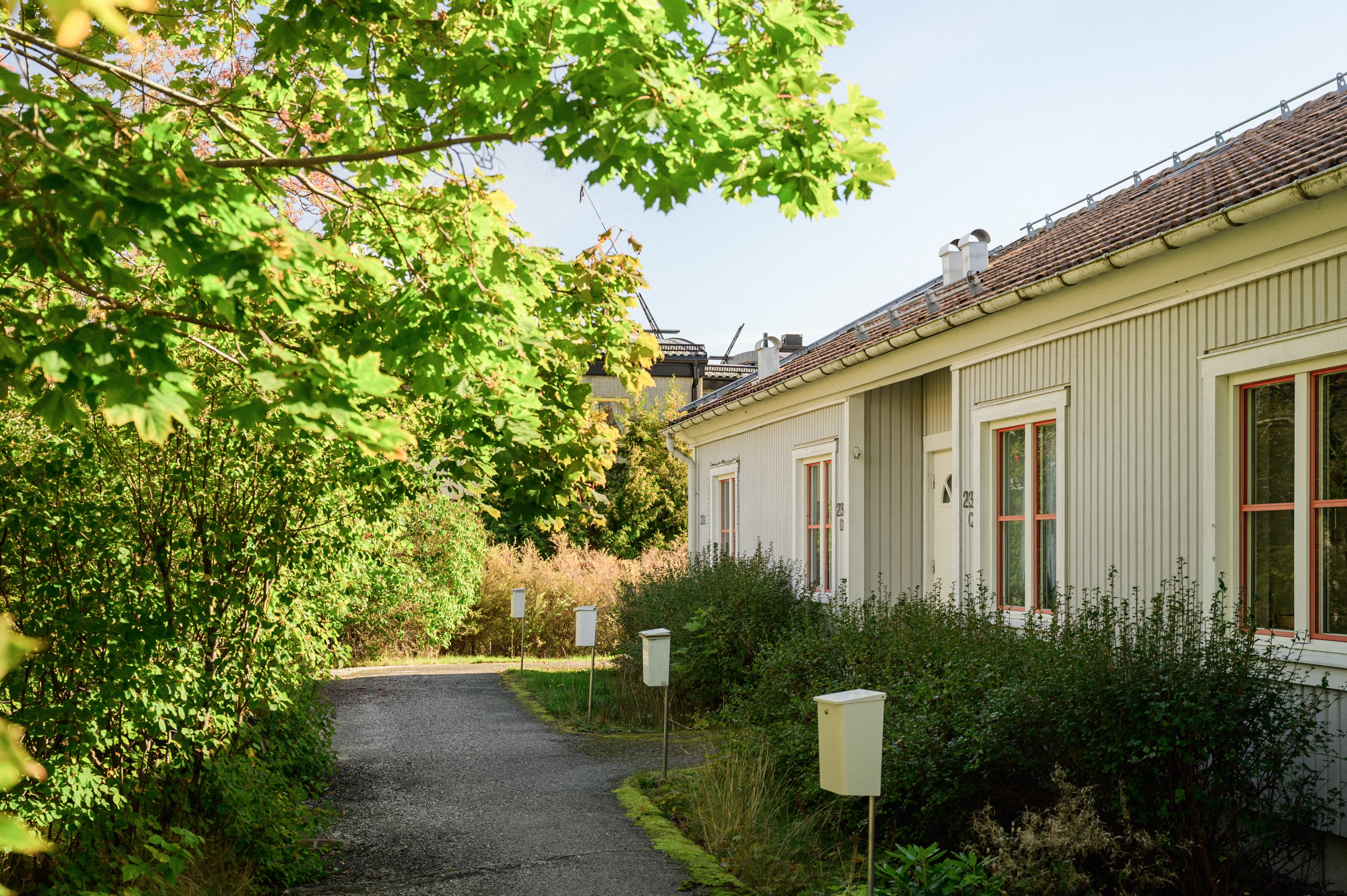 Lugna kvarter med närhet till Orminge centrum.