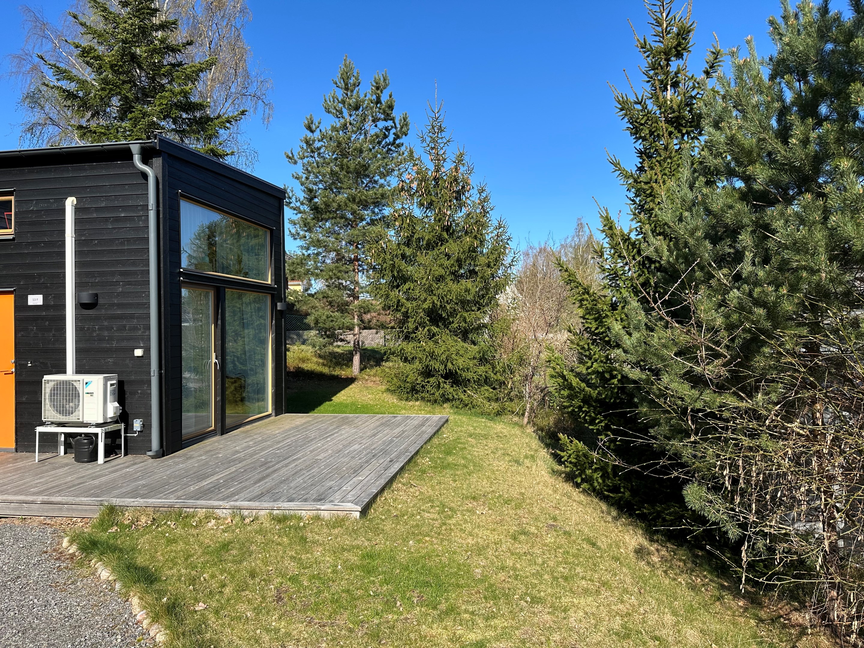 Altan med solsäkert läge, ytorna närmst huset disponeras med nyttjanderätt