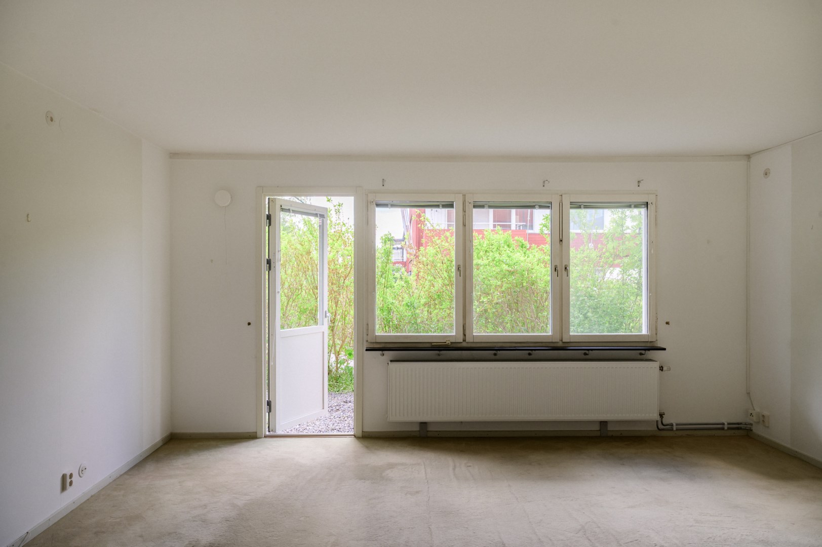 Vardagsrum med ljusinsläpp från söder.