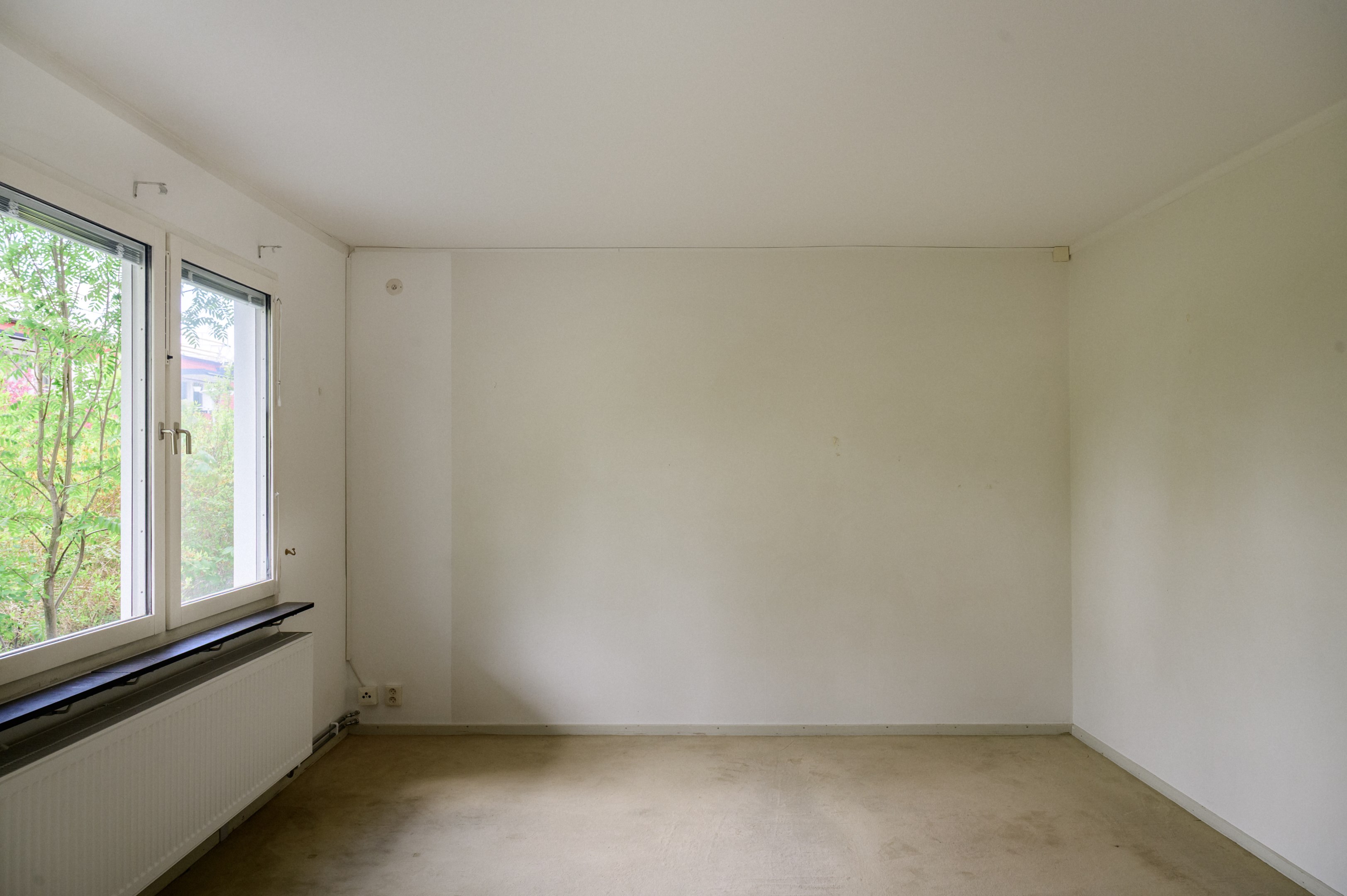 Rymlig sovalkov i vardagsrummet.