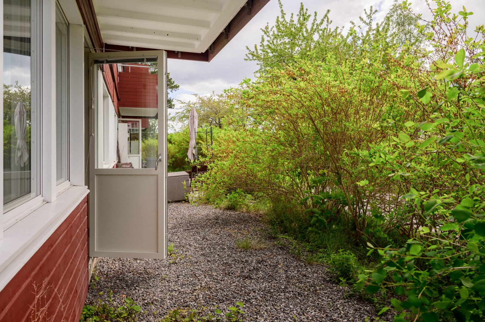 Södervänd uteplats med möjlighet att anlägga altan.