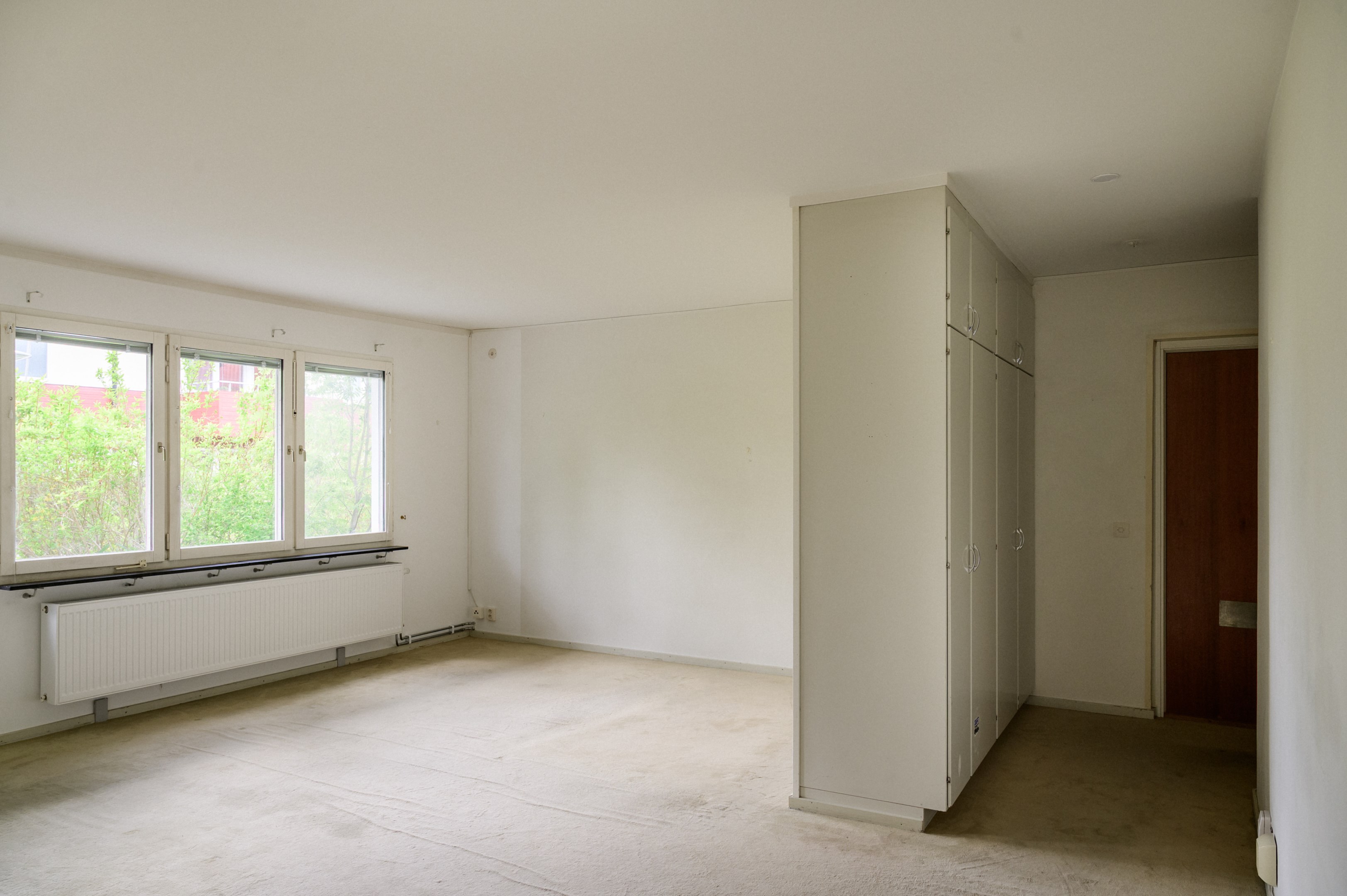 Vy från köket mot vardagsrum och hall.