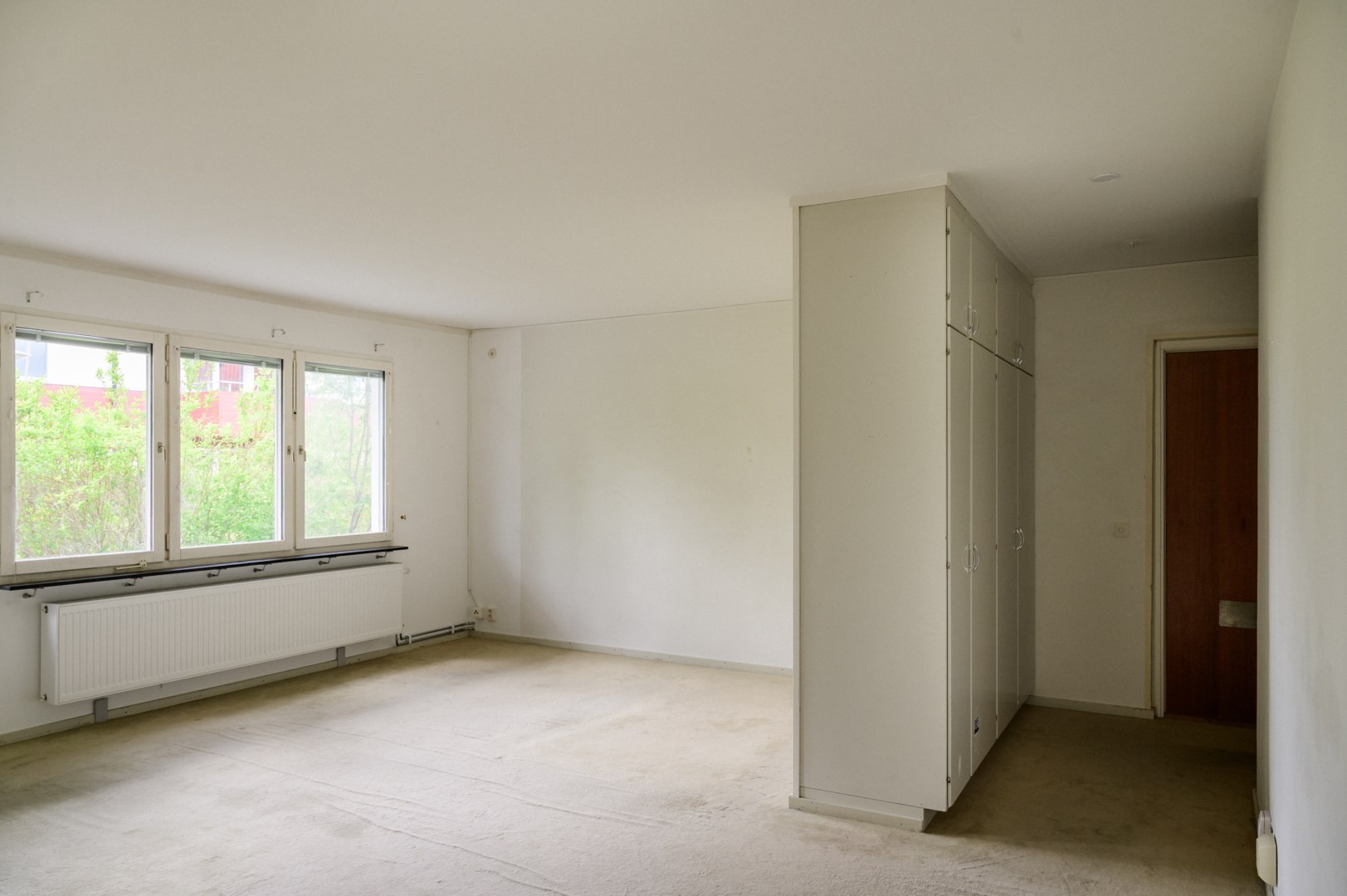 Vy från köket mot vardagsrum och hall.