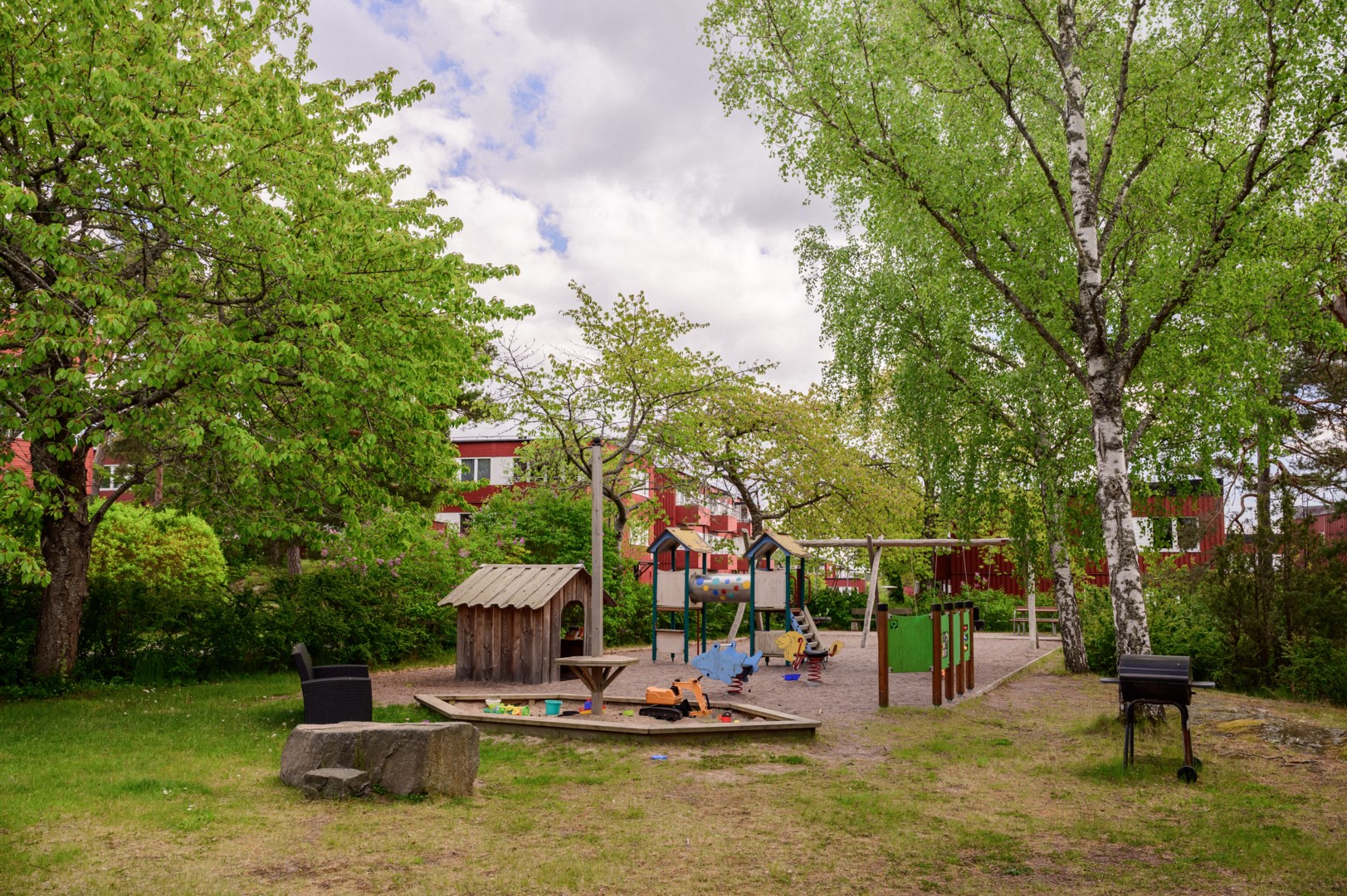 En av flera lekplatser i området.