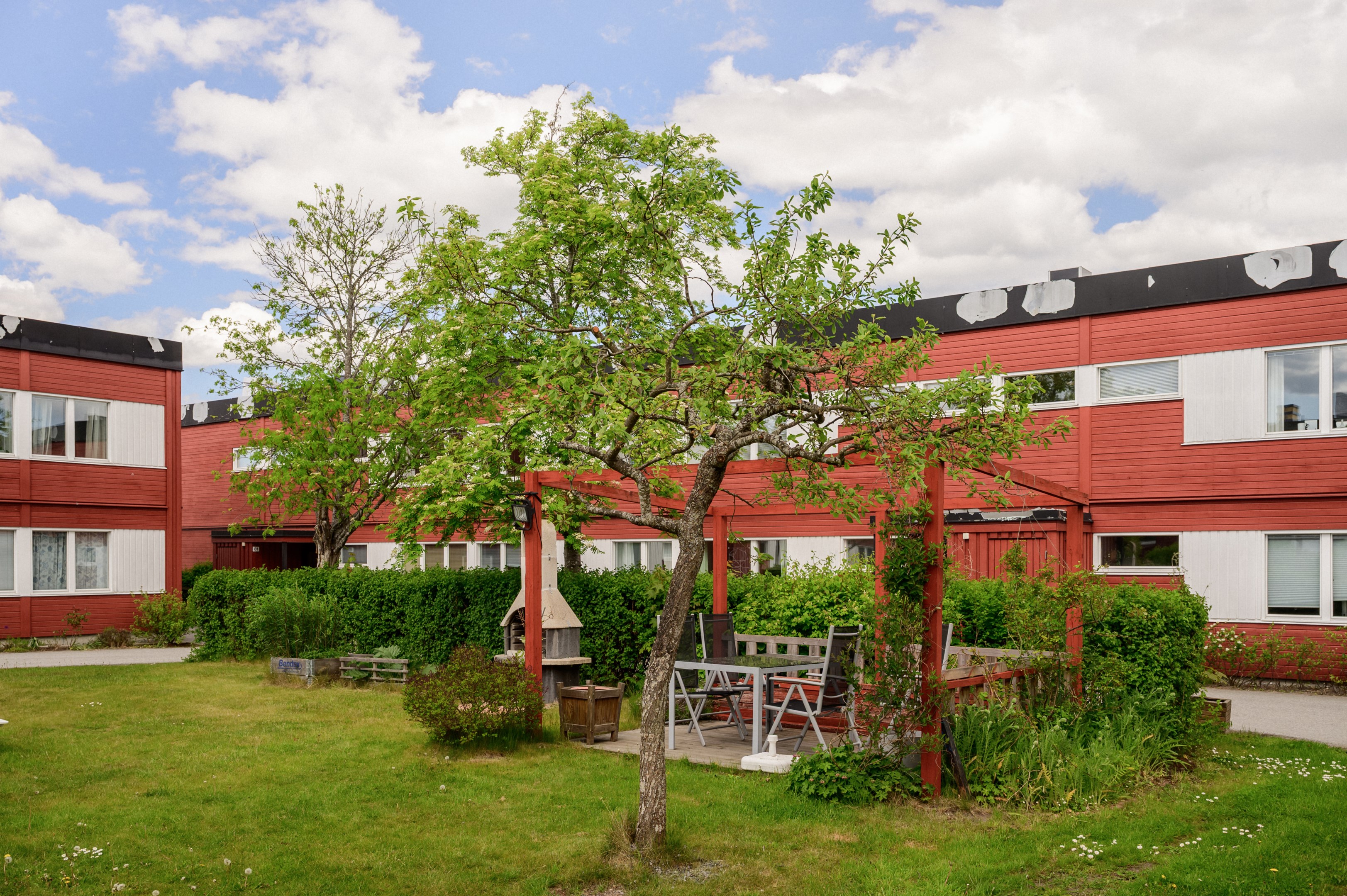 Trivsam gård med umgängesytor.
