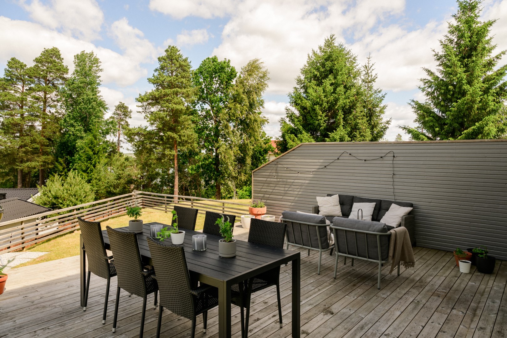 Altanen badar i sol från lunch till sen kväll.