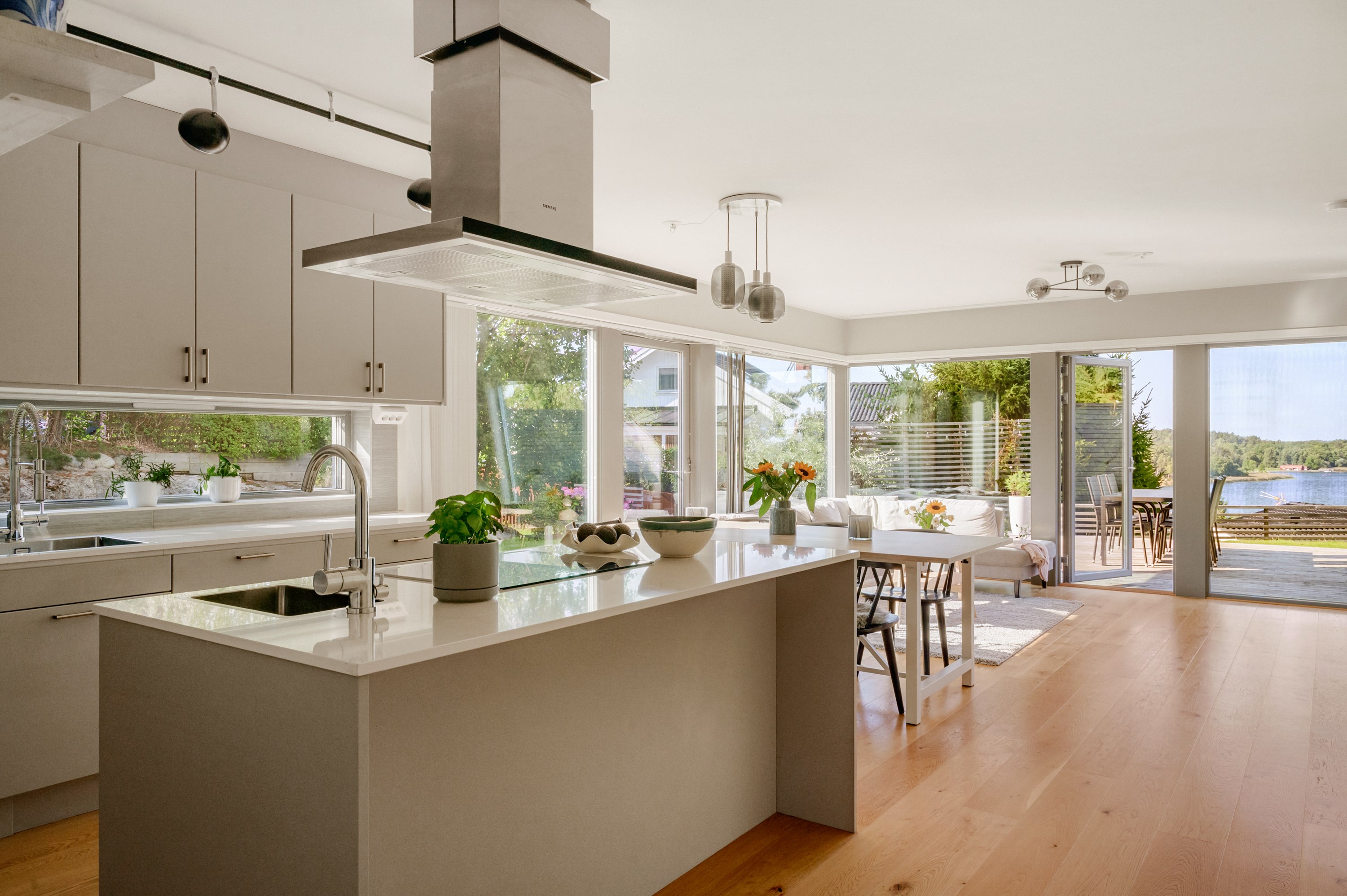 Kök, matplats och vardagsrum disponeras i öppen planlösning.