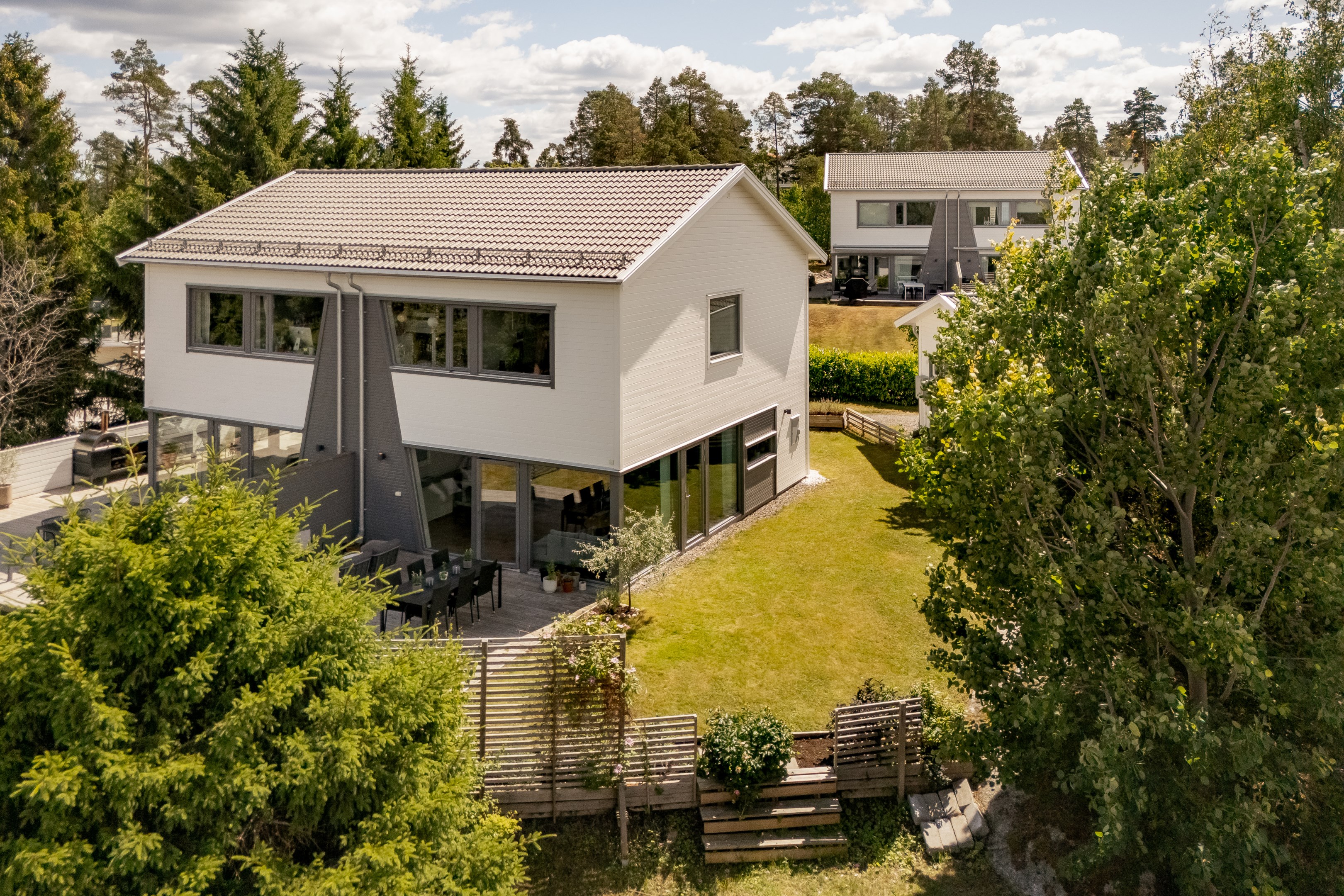 Parhus med uppvuxen trädgård i barnvänliga kvarter.