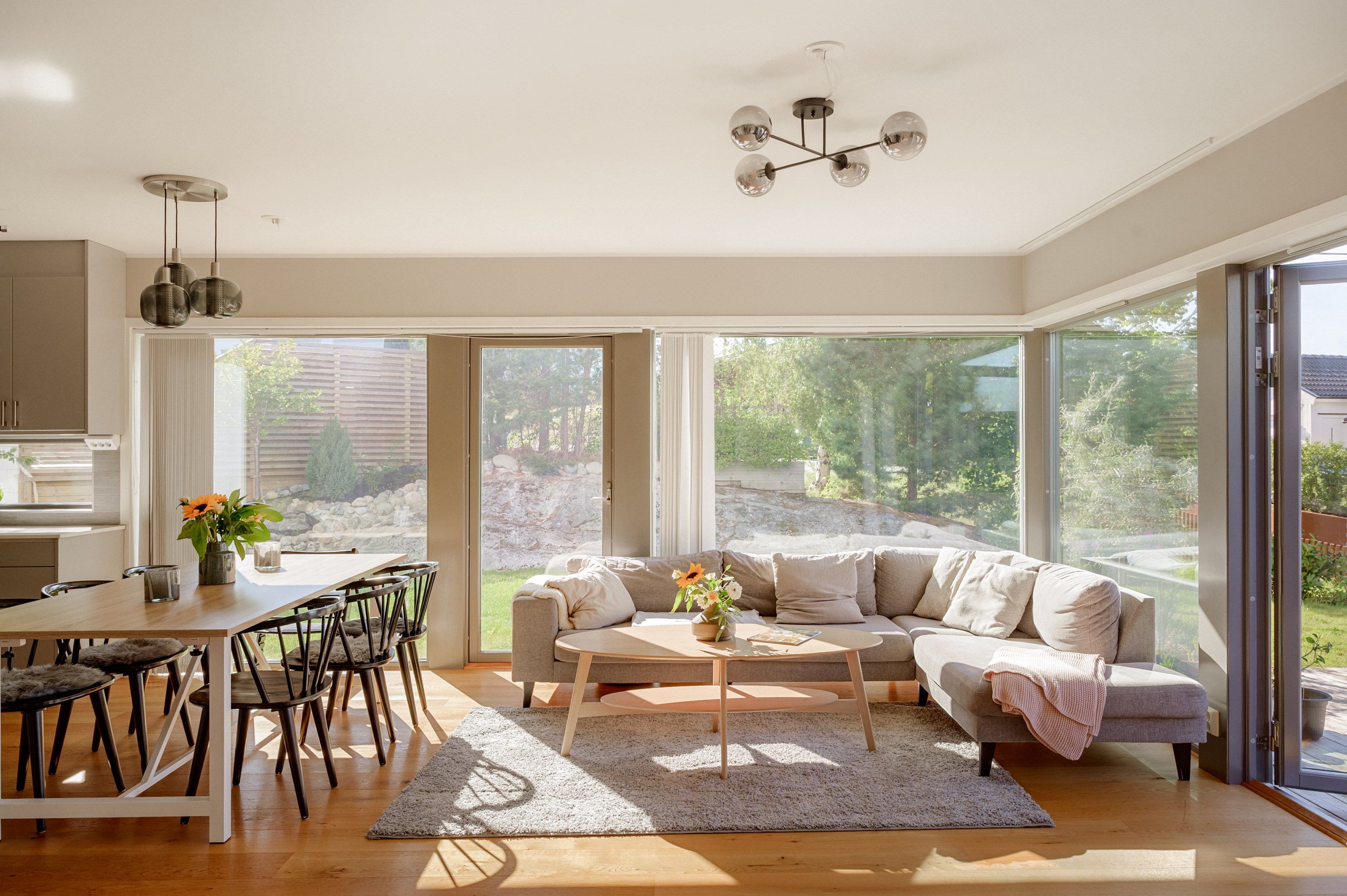 Stora glaspartier suddar ut gränsen mellan ute och inne.