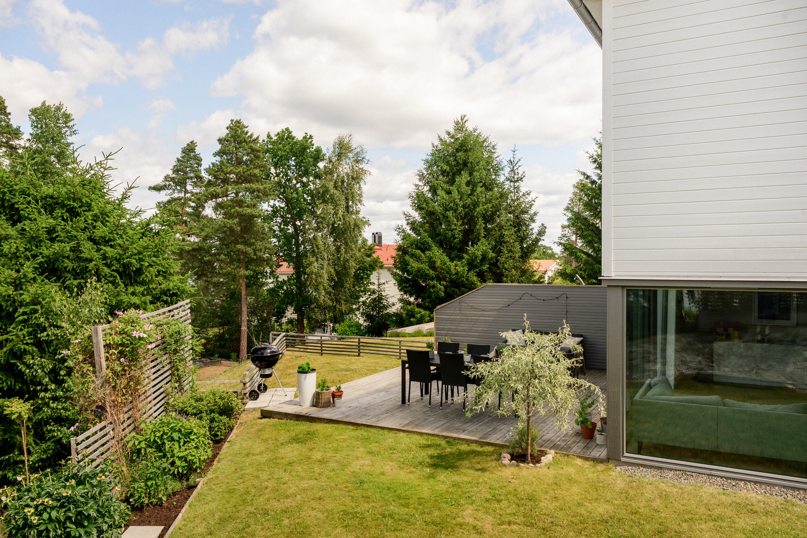 Trädgården badar i sol från morgon till kväll.