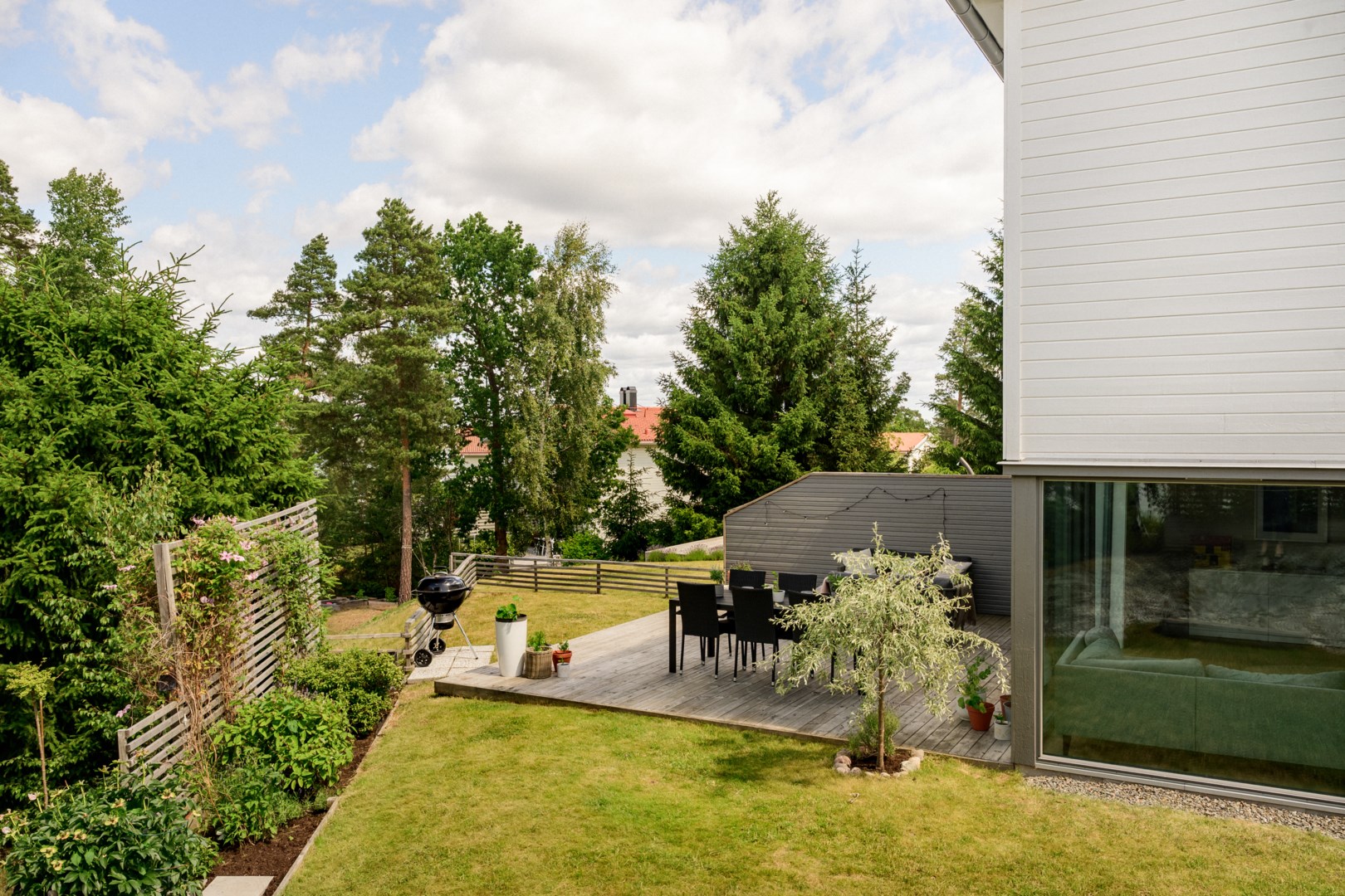 Trädgården badar i sol från morgon till kväll.