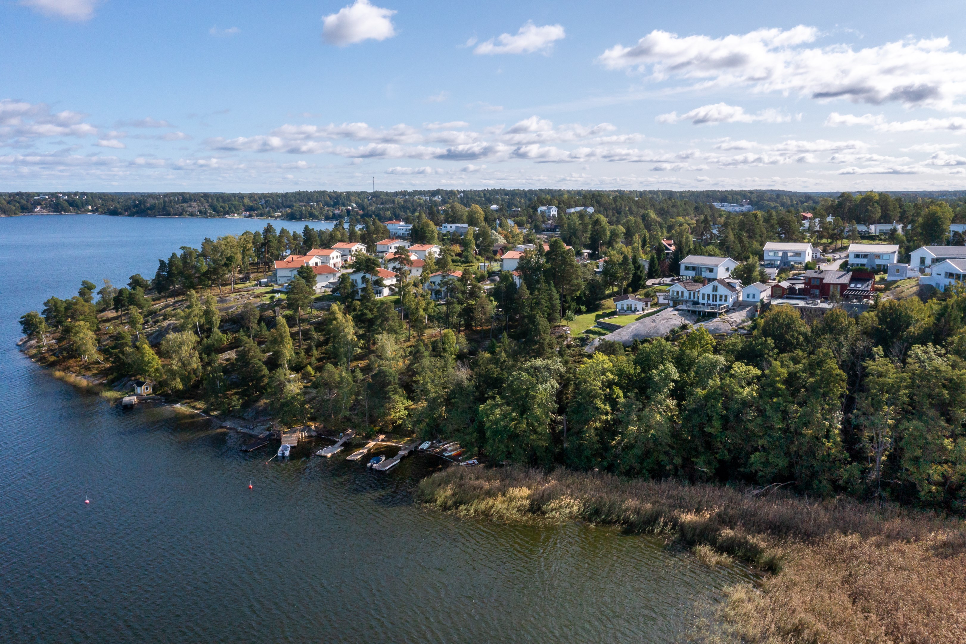I viken nedanför huset finns möjlighet till bad.