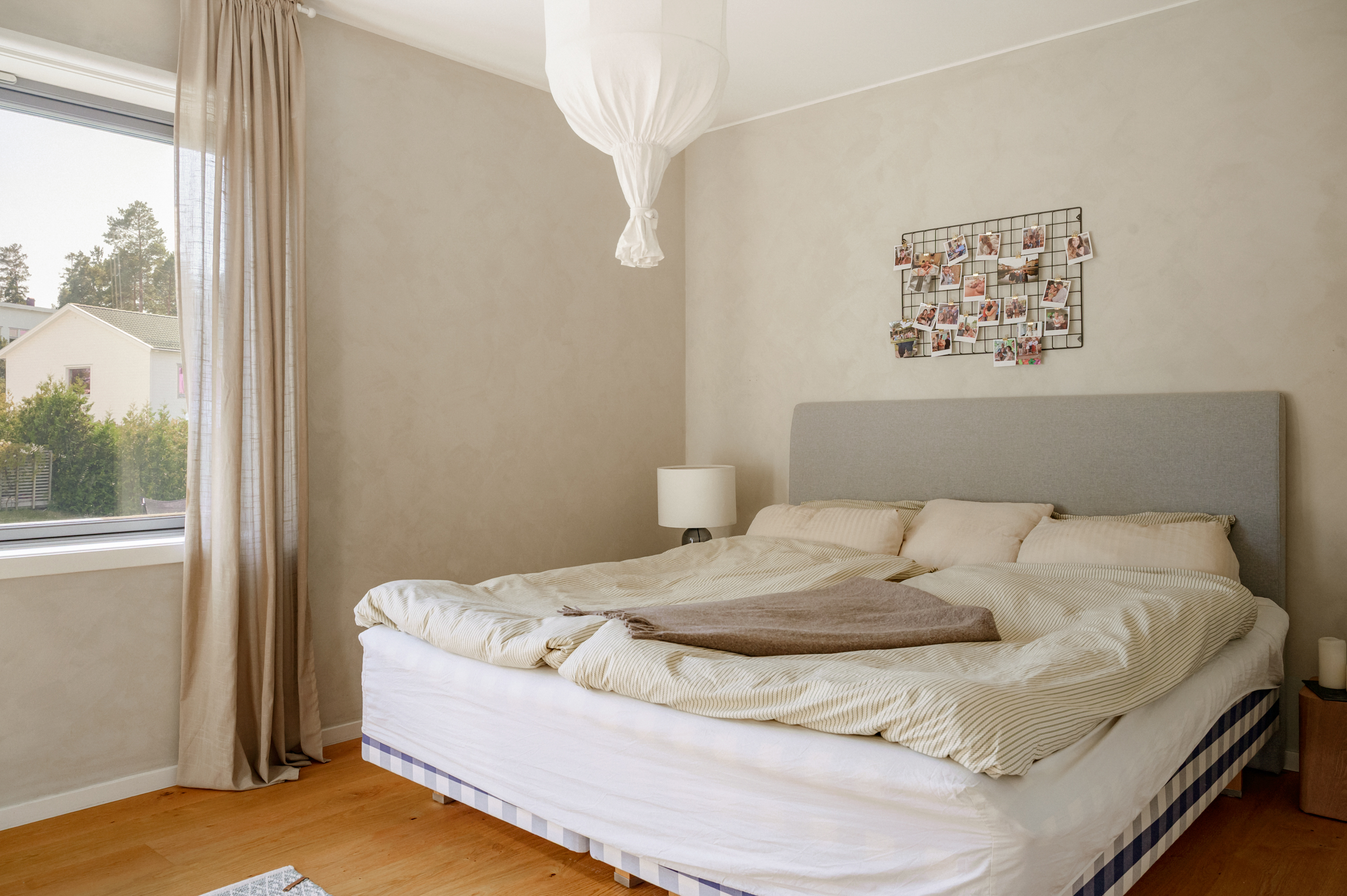 Föräldrasovrum med ljusinsläpp i öster.