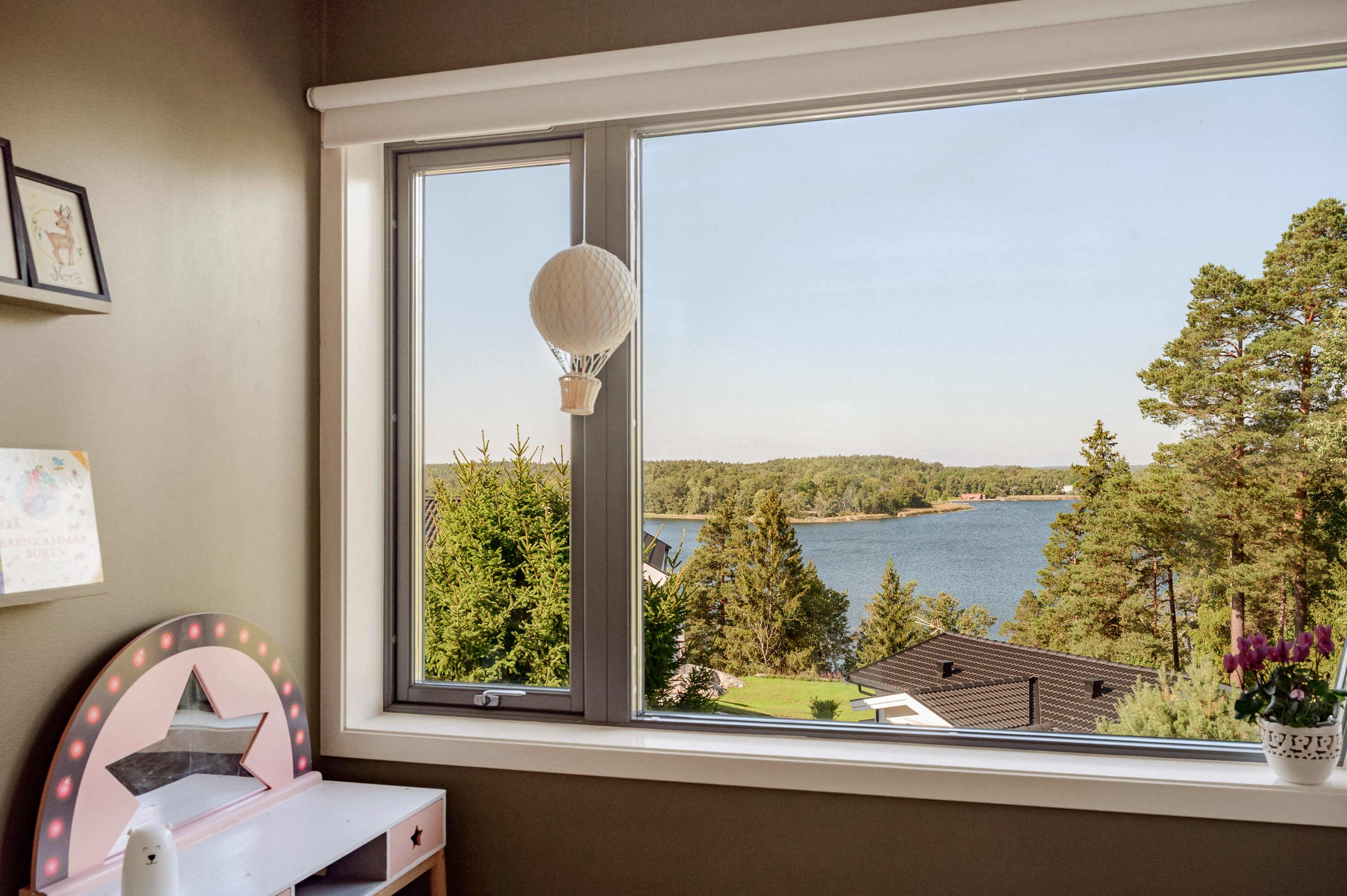 Fönster med utsikt över fjärden i väster.