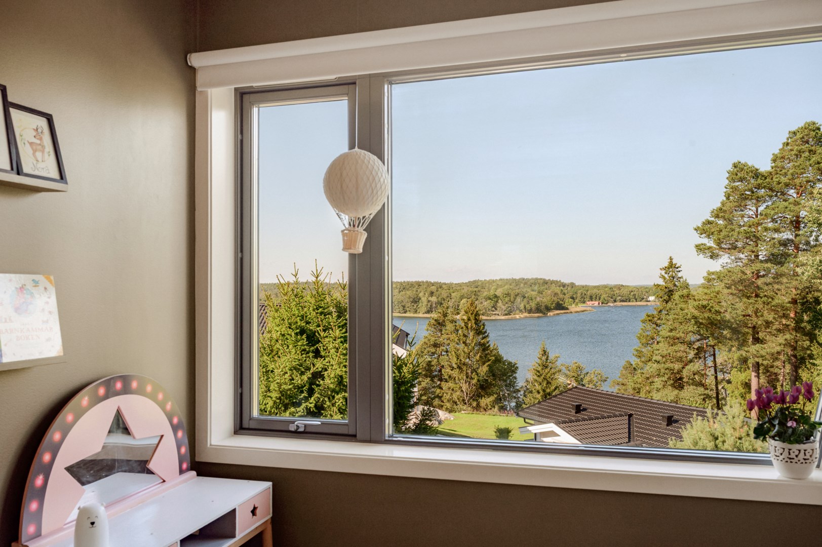 Fönster med utsikt över fjärden i väster.