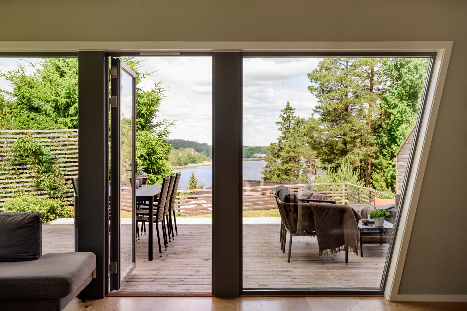 Lika magisk utsikt från hela entréplanet som från altanen.