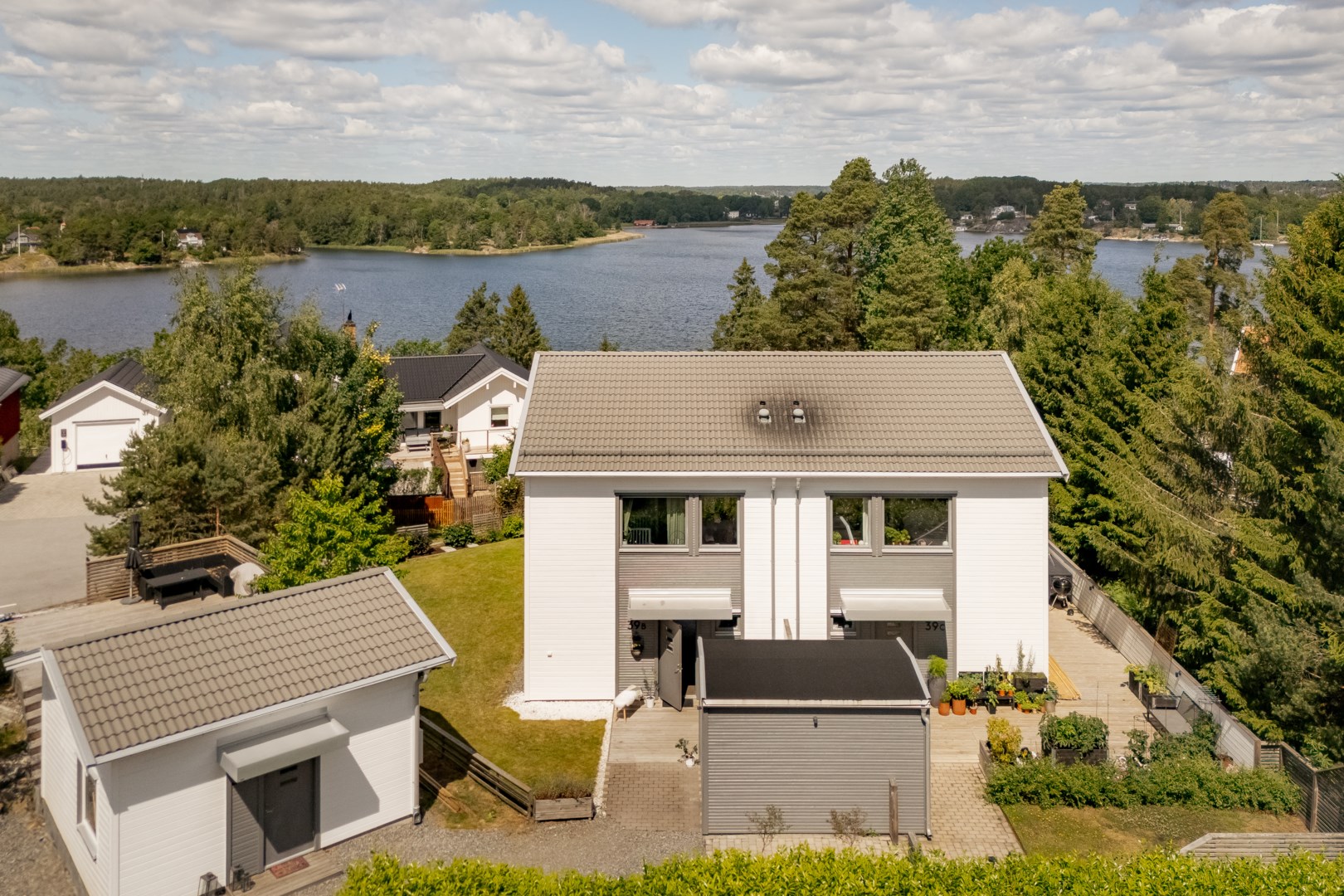 Huset i vinkel från entrésidan i öster.