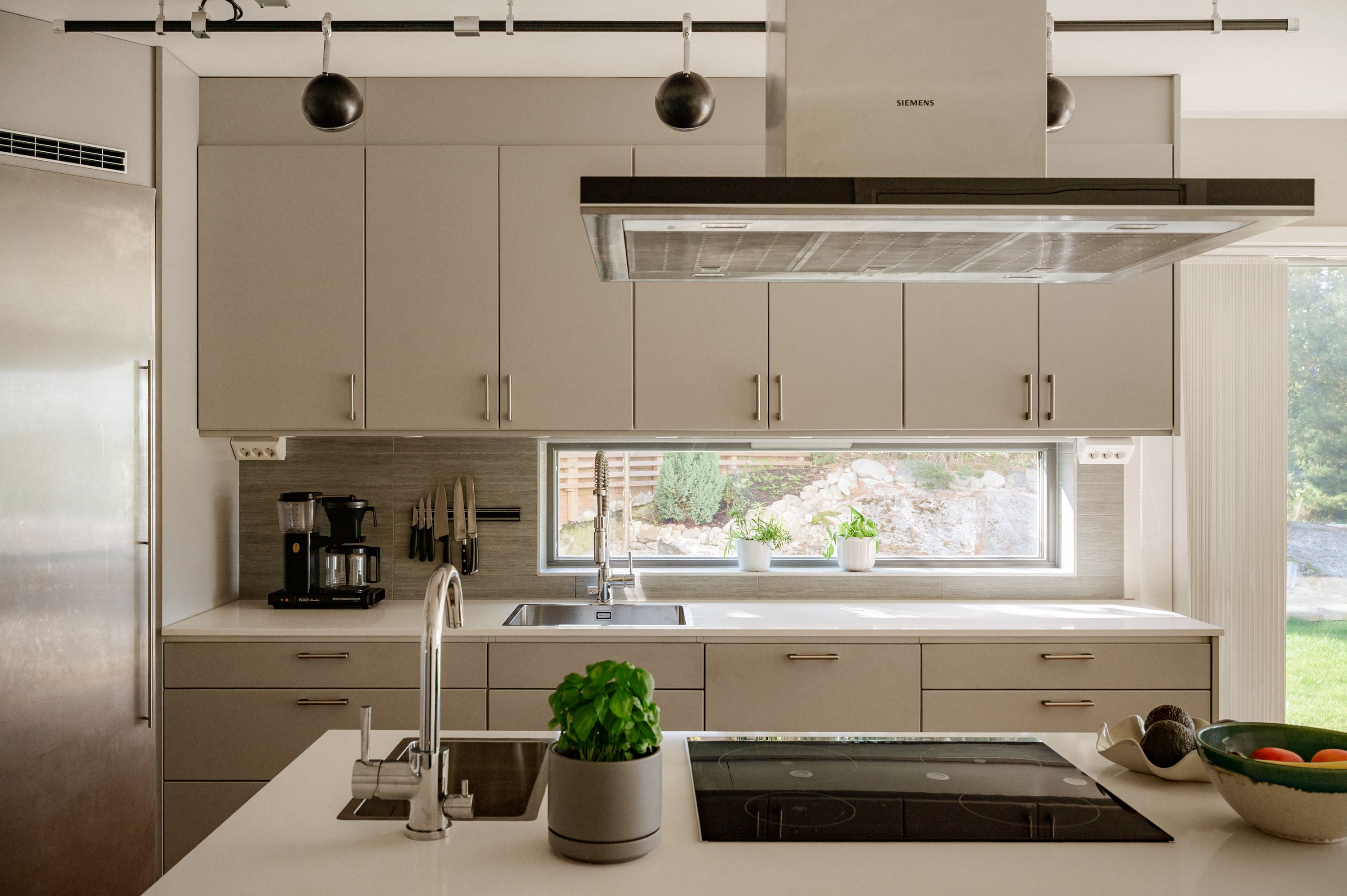 Köksö med spishäll och praktisk diskho.