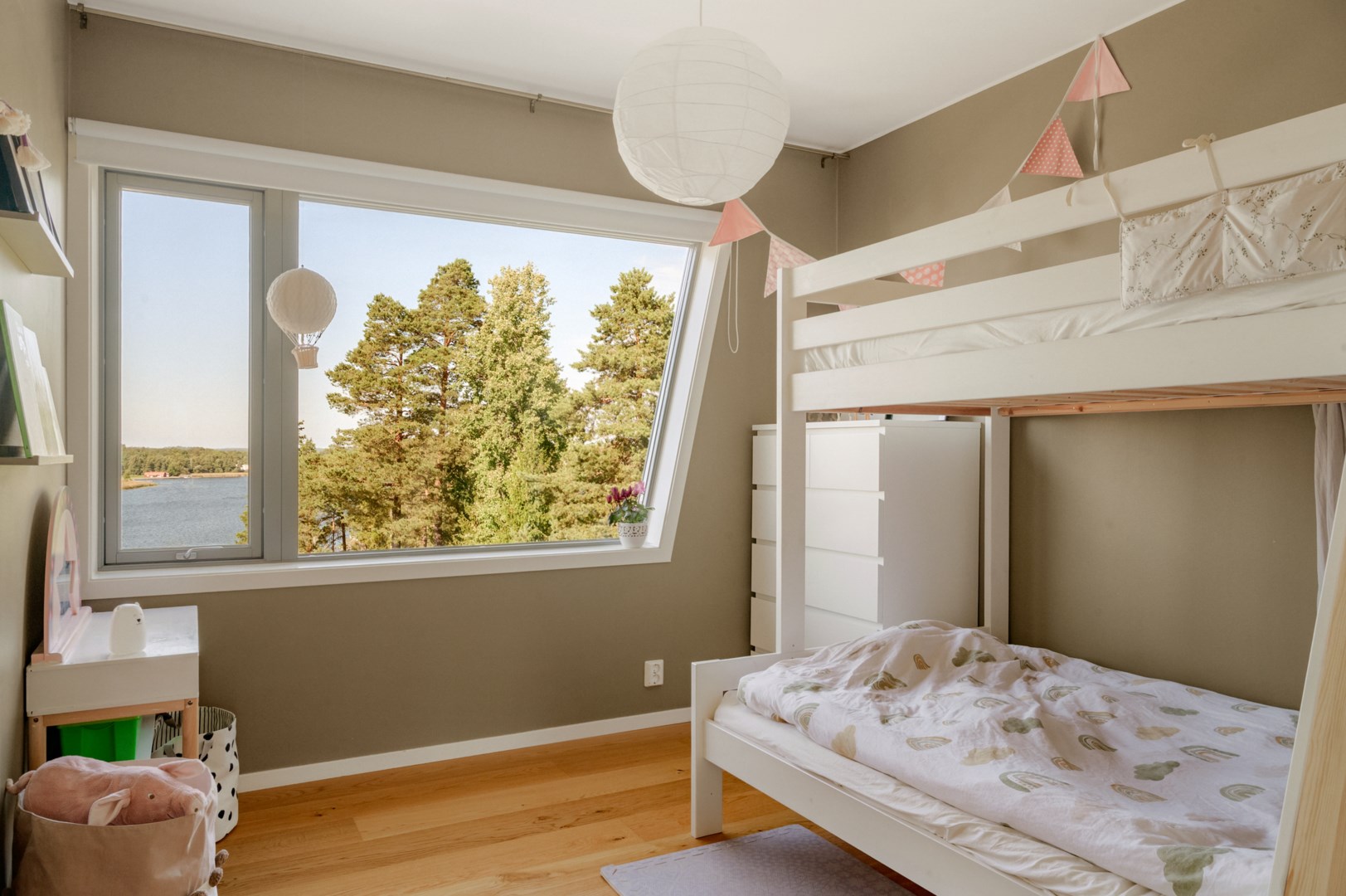 Barnsovrummen är snarlika i storlek.