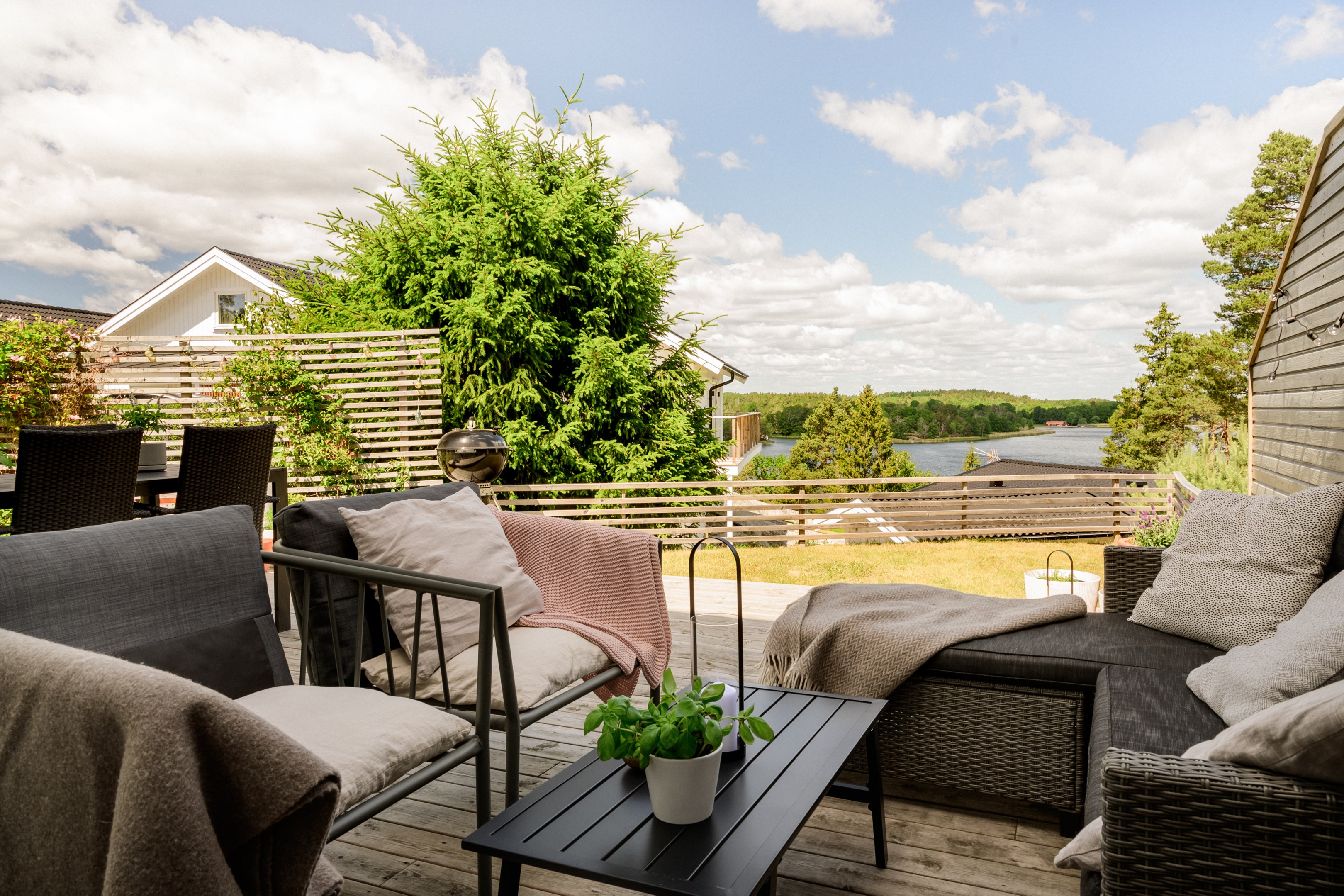 Rymlig altan med privat läge och sjökontakt.